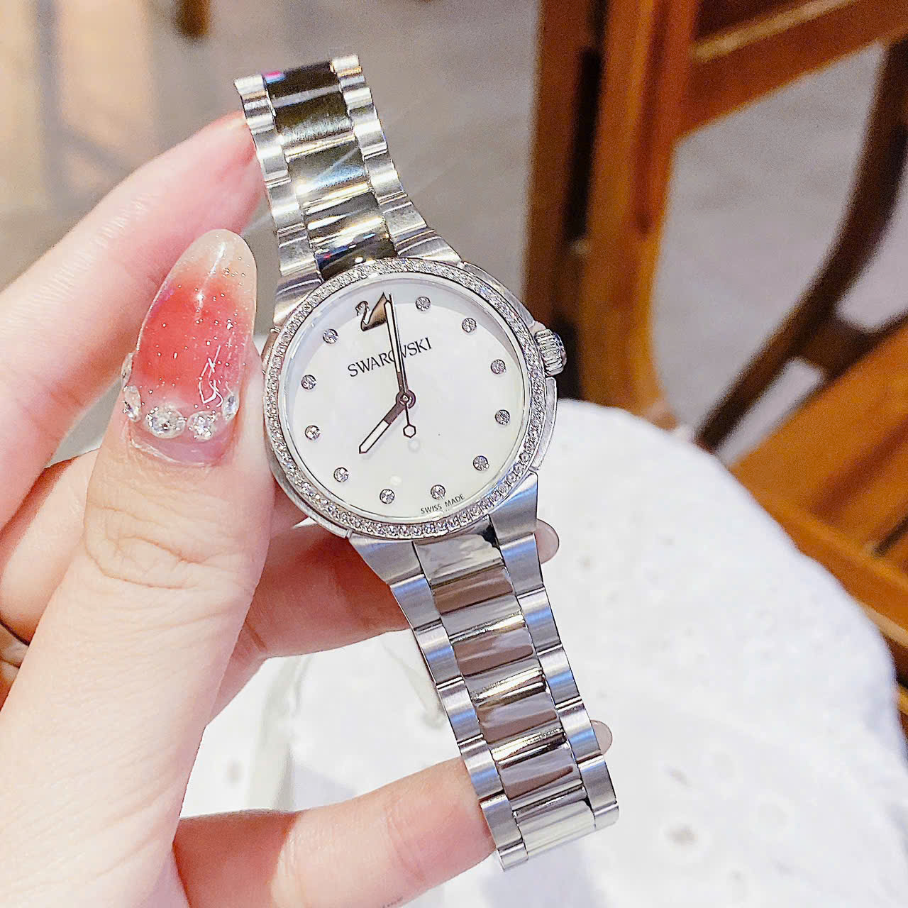 Đồng Hồ Nữ Swarovski 5221179 – Mặt Xà Cừ Sang Trọng, Pha Lê Lấp Lánh Chuẩn Swiss Made