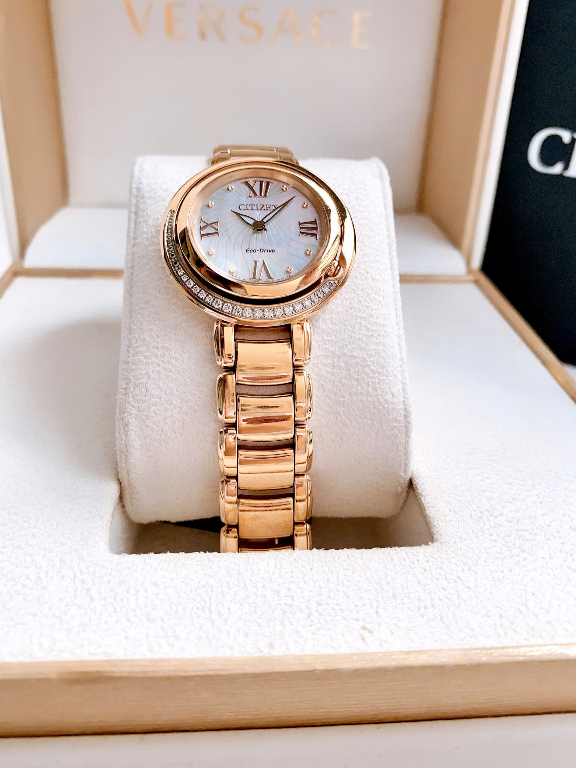 Đồng Hồ Nữ Citizen Eco-Drive EX1122-58D – Mẫu Đồng Hồ Cao Cấp Với Viền Đính Kim Cương Sang Trọng
