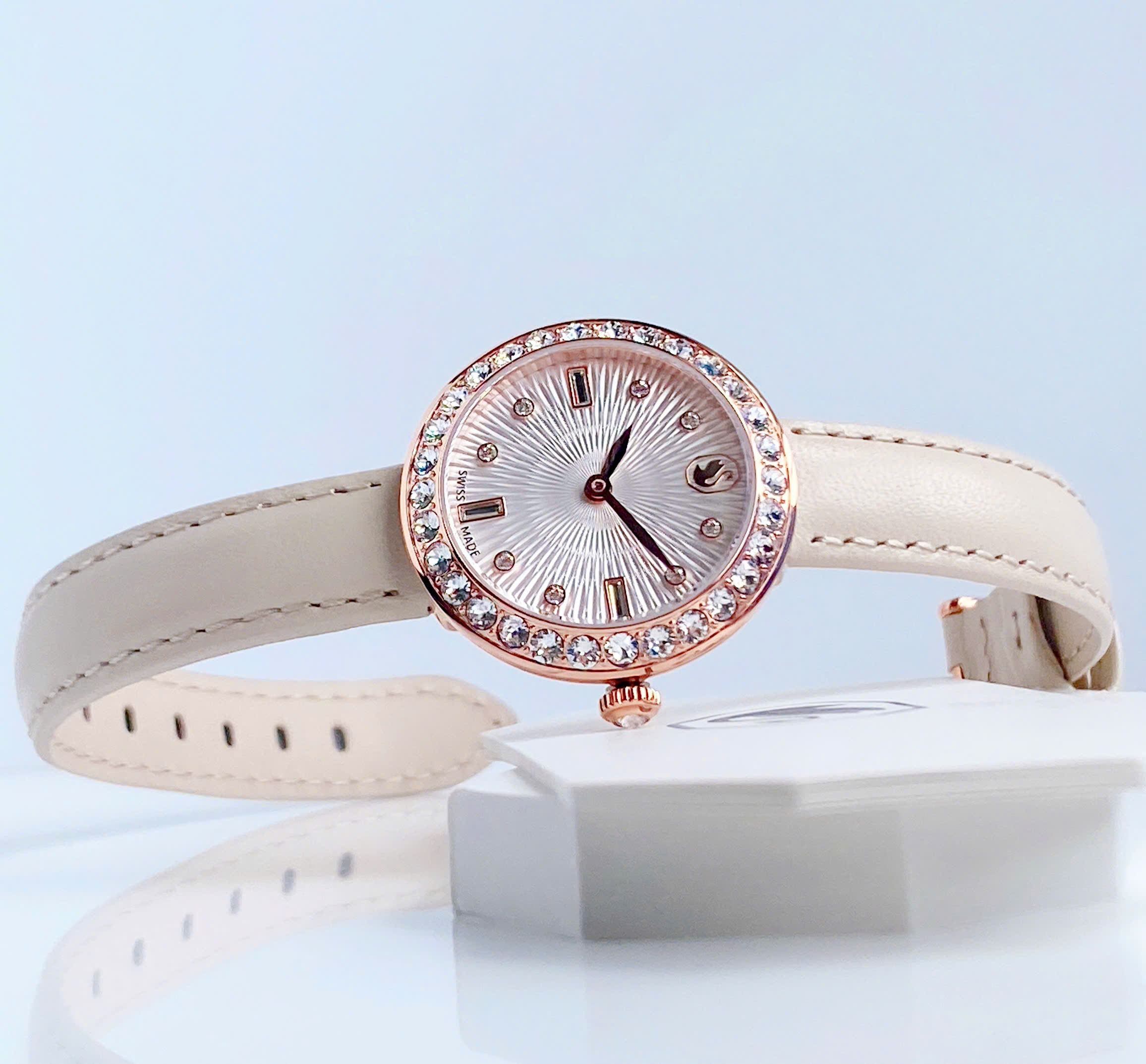 Đồng Hồ Swarovski Cetra 5672968 – Dây Nude, Viền Rose Gold Đính 42 Viên Pha Lê Swarovski