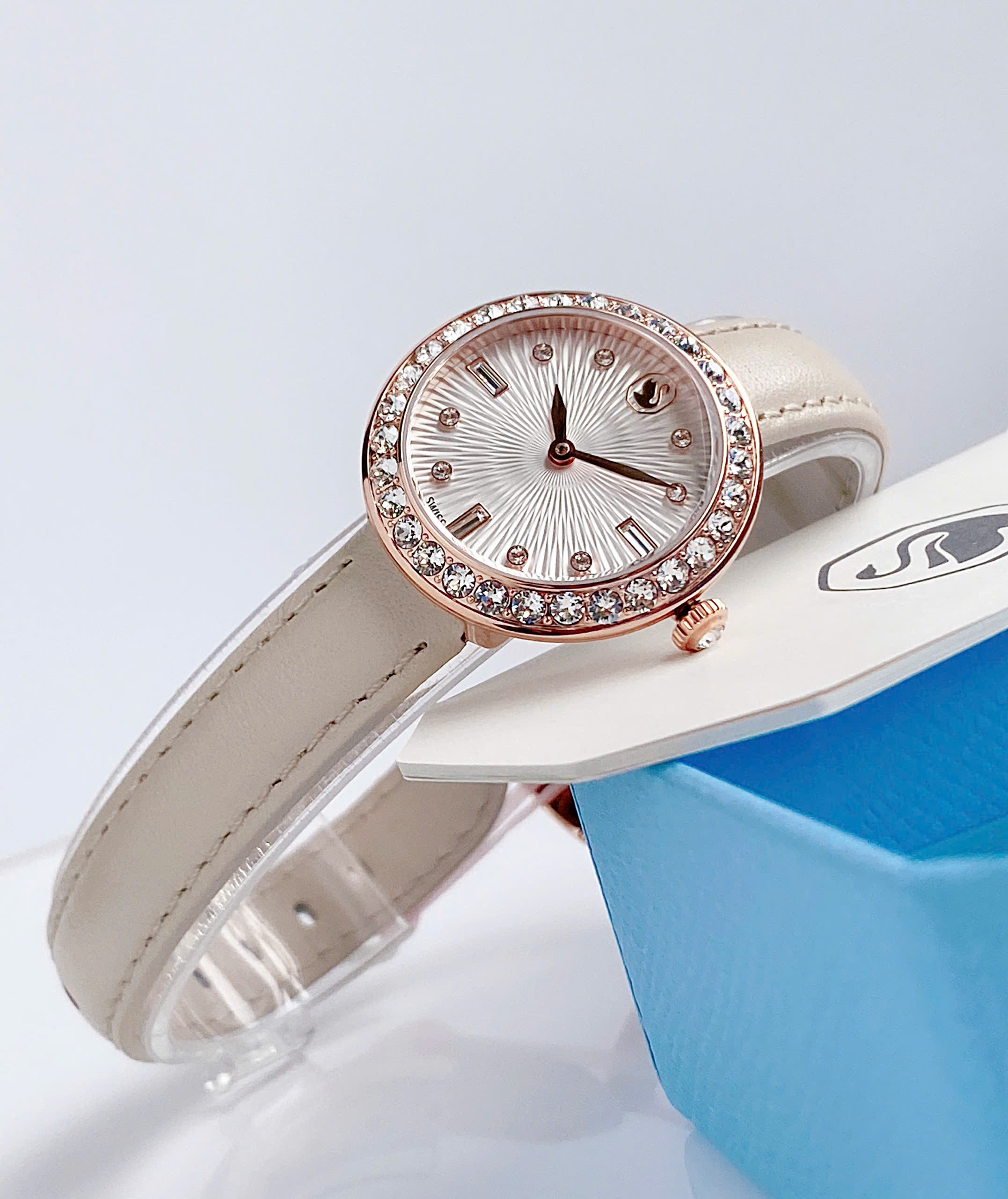 Đồng Hồ Swarovski Cetra 5672968 – Dây Nude, Viền Rose Gold Đính 42 Viên Pha Lê Swarovski