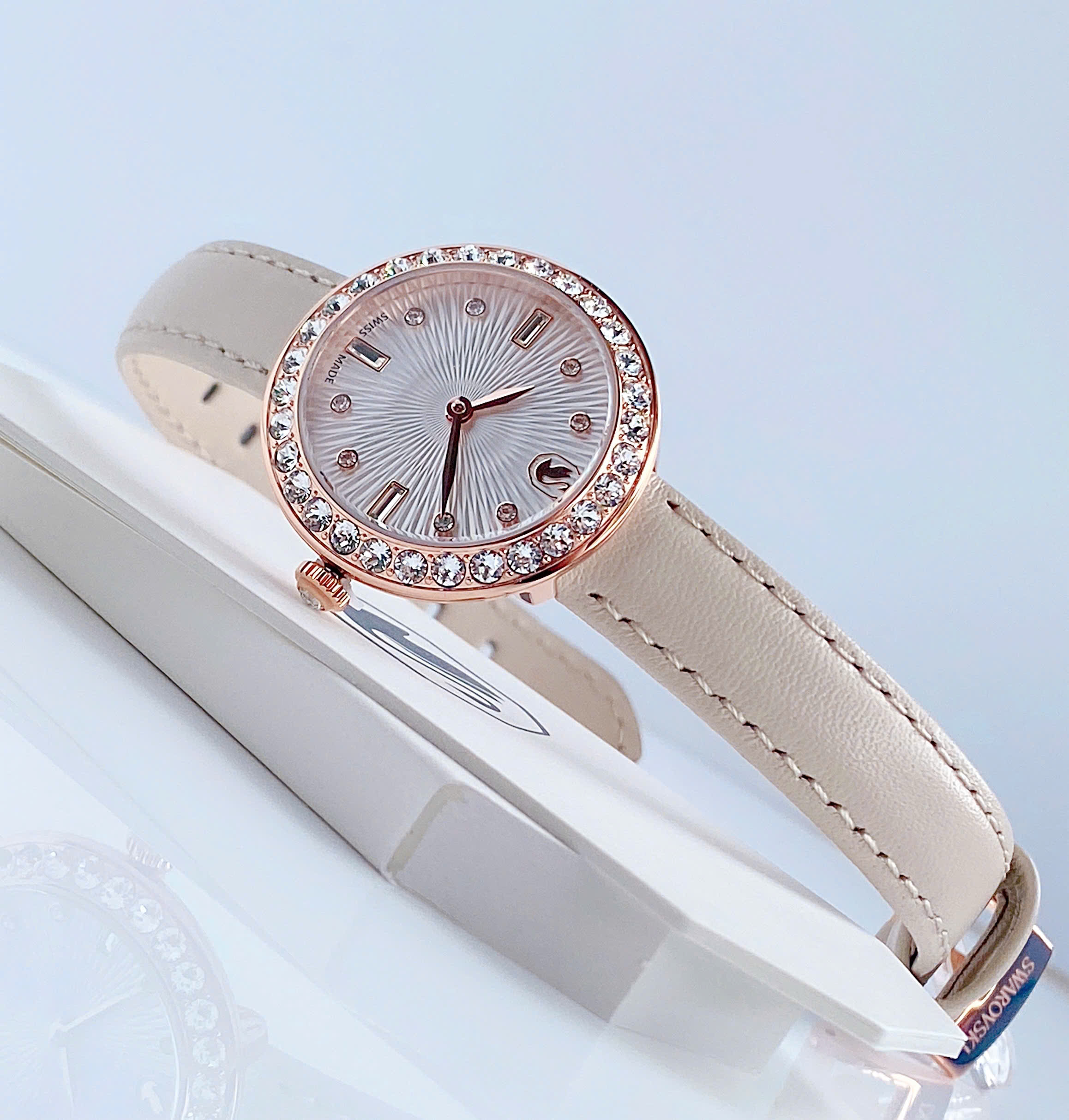 Đồng Hồ Swarovski Cetra 5672968 – Dây Nude, Viền Rose Gold Đính 42 Viên Pha Lê Swarovski