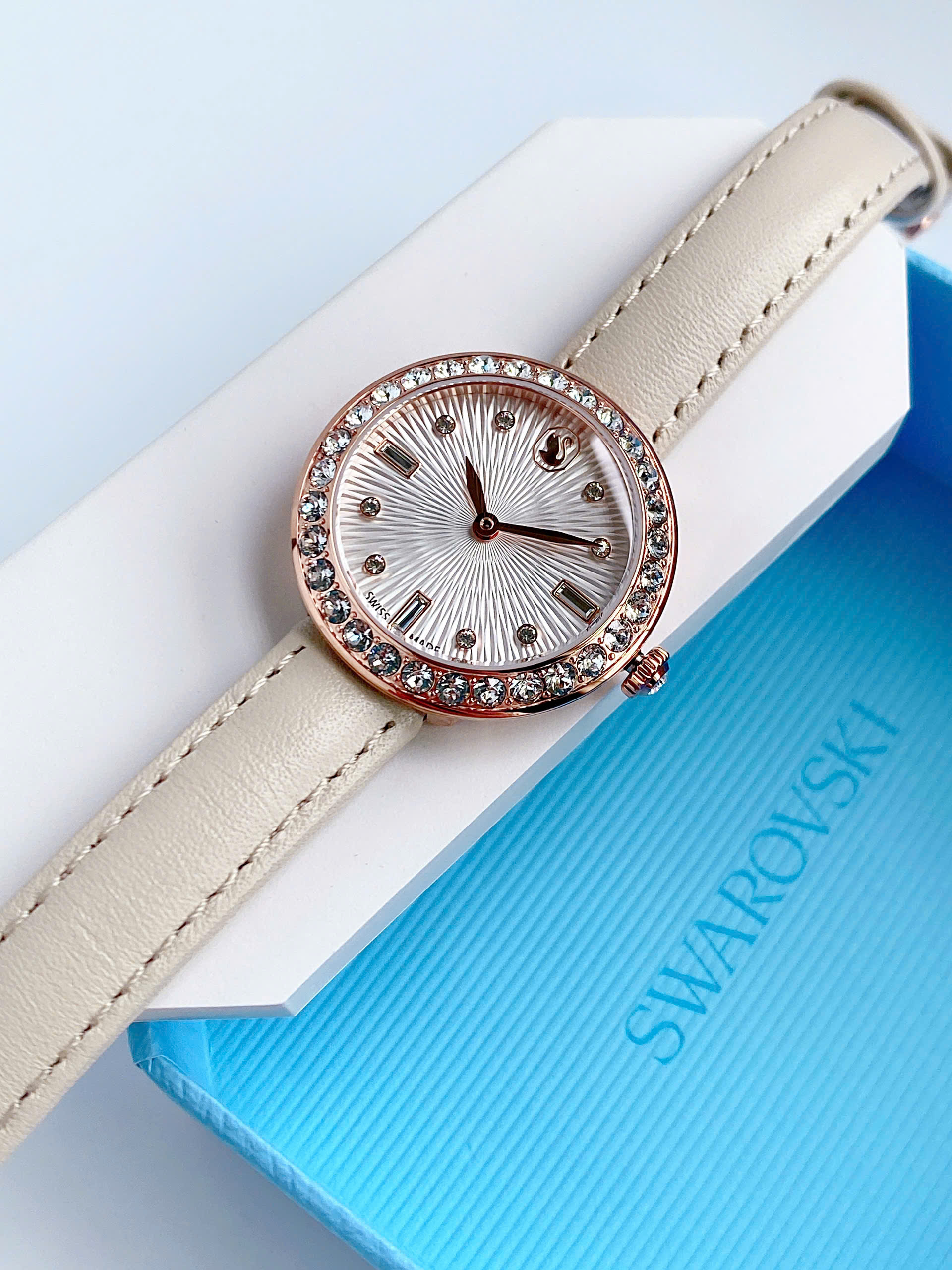 Đồng Hồ Swarovski Cetra 5672968 – Dây Nude, Viền Rose Gold Đính 42 Viên Pha Lê Swarovski