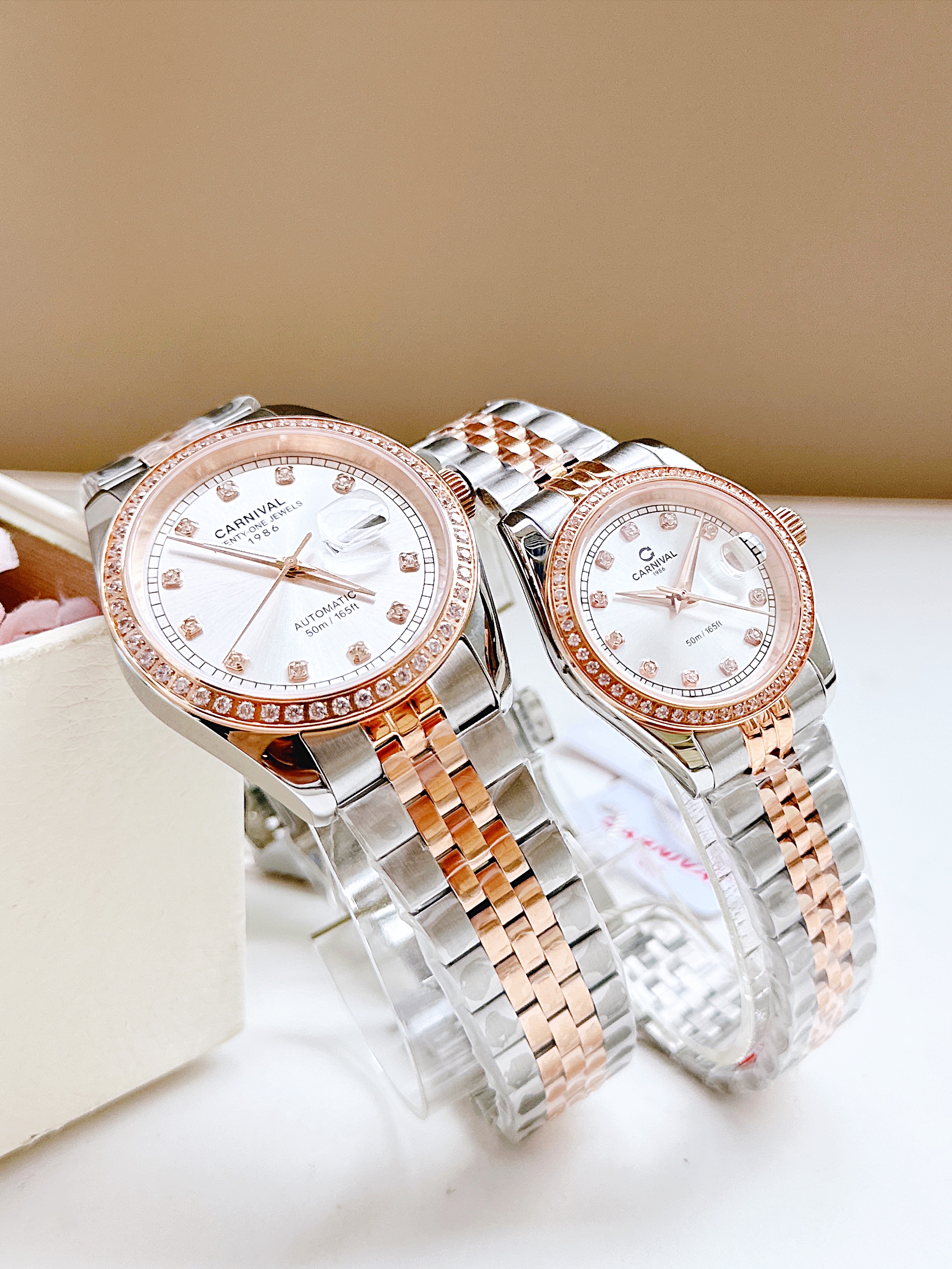 Đồng Hồ Cặp Đôi Carnival 8131 – Thiết Kế Lấy Cảm Hứng Từ Phong Cách Rolex, Sapphire Nguyên Khối, Thép 316L