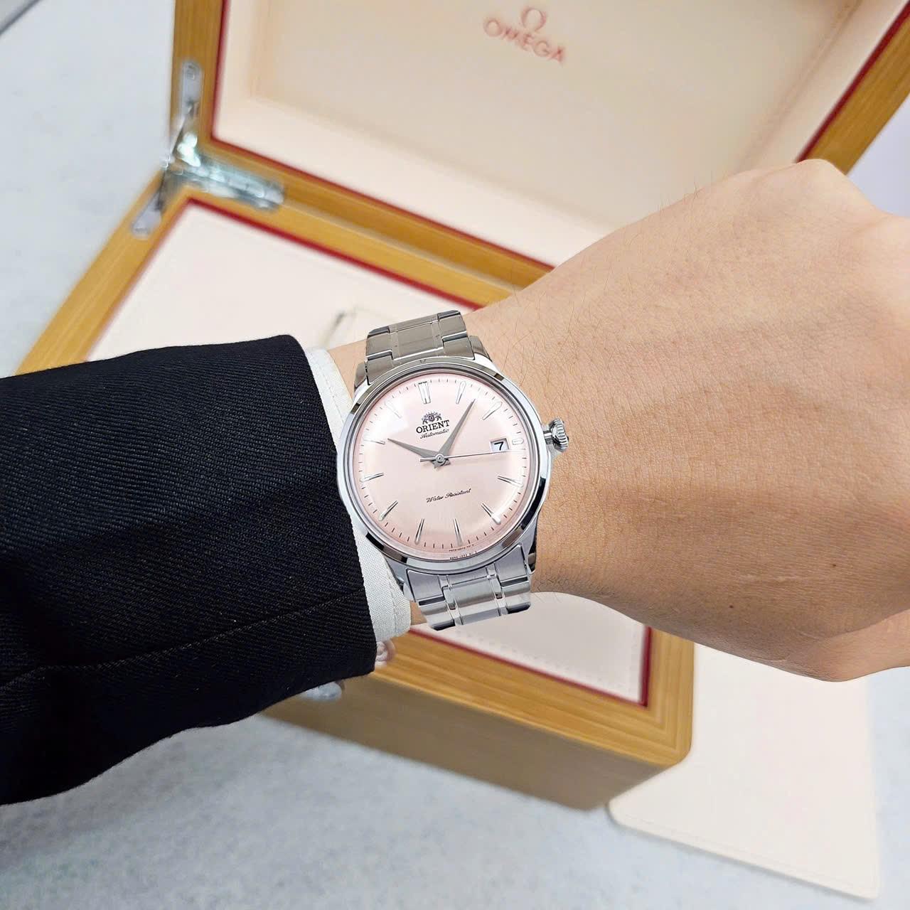Đồng Hồ Nam Orient Automatic Bambino Classic RA-AC0M11Y30B – Mặt Hồng Cam Độc Đáo, Kính Cong Huyền Thoại, Máy Cơ Nhật Bản
