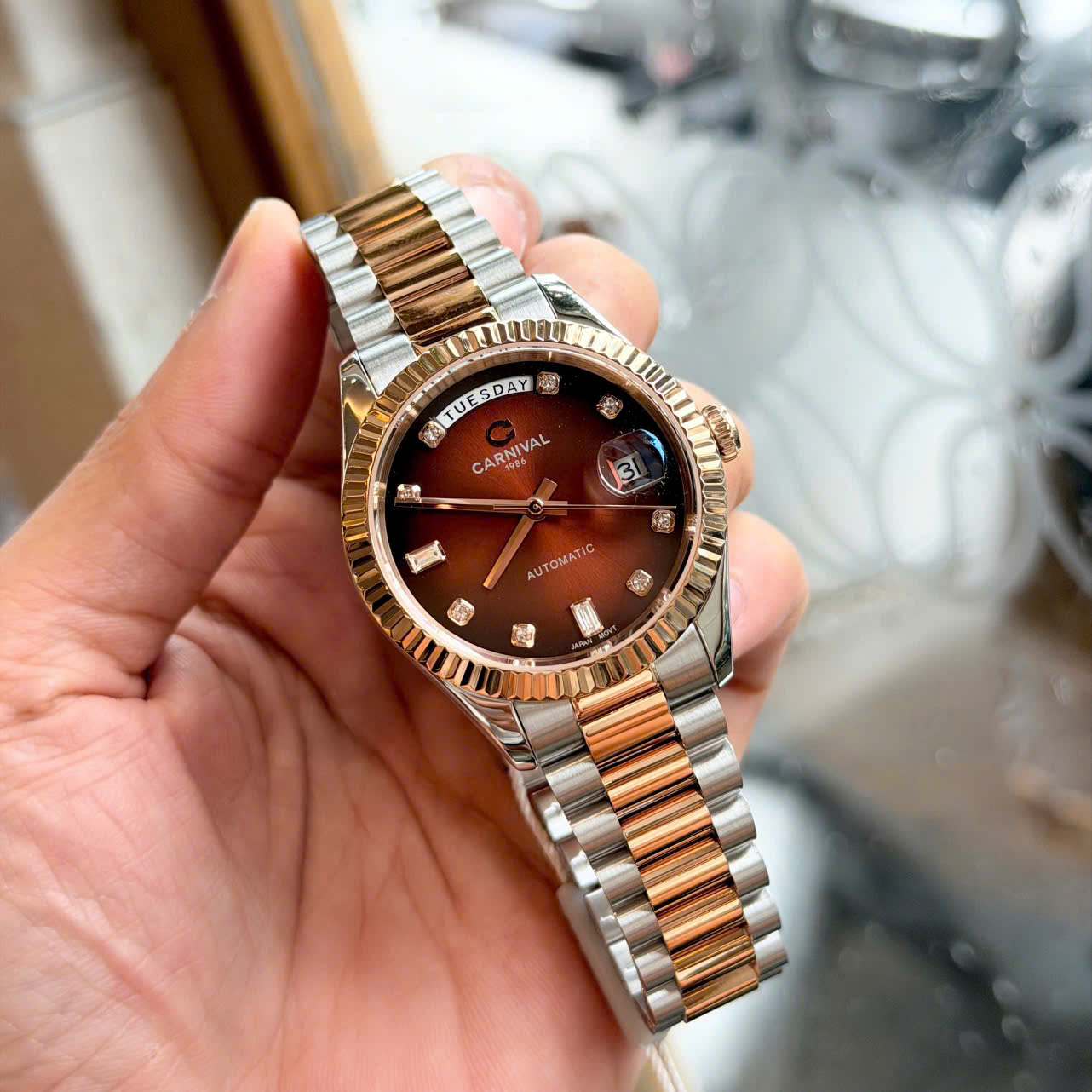Đồng Hồ Carnival Automatic 8239G 18 Màu Nam Day-Date – Automatic Japan, Sapphire 38mm, Vỏ Thép, Mạ Vàng, Dây Thép, Demi