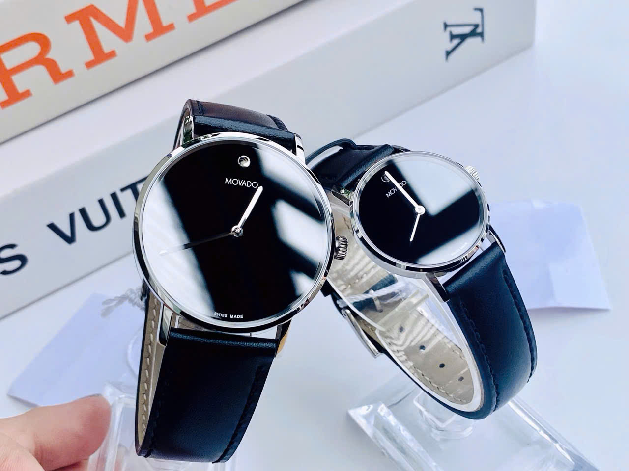 Đồng Hồ Đôi Movado Museum 0607589 & 0607598 – Biểu Tượng Tối Giản Dành Cho Các Cặp Đôi