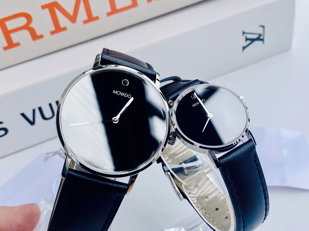 Đồng Hồ Đôi Movado Museum 0607589 & 0607598 – Biểu Tượng Tối Giản Dành Cho Các Cặp Đôi
