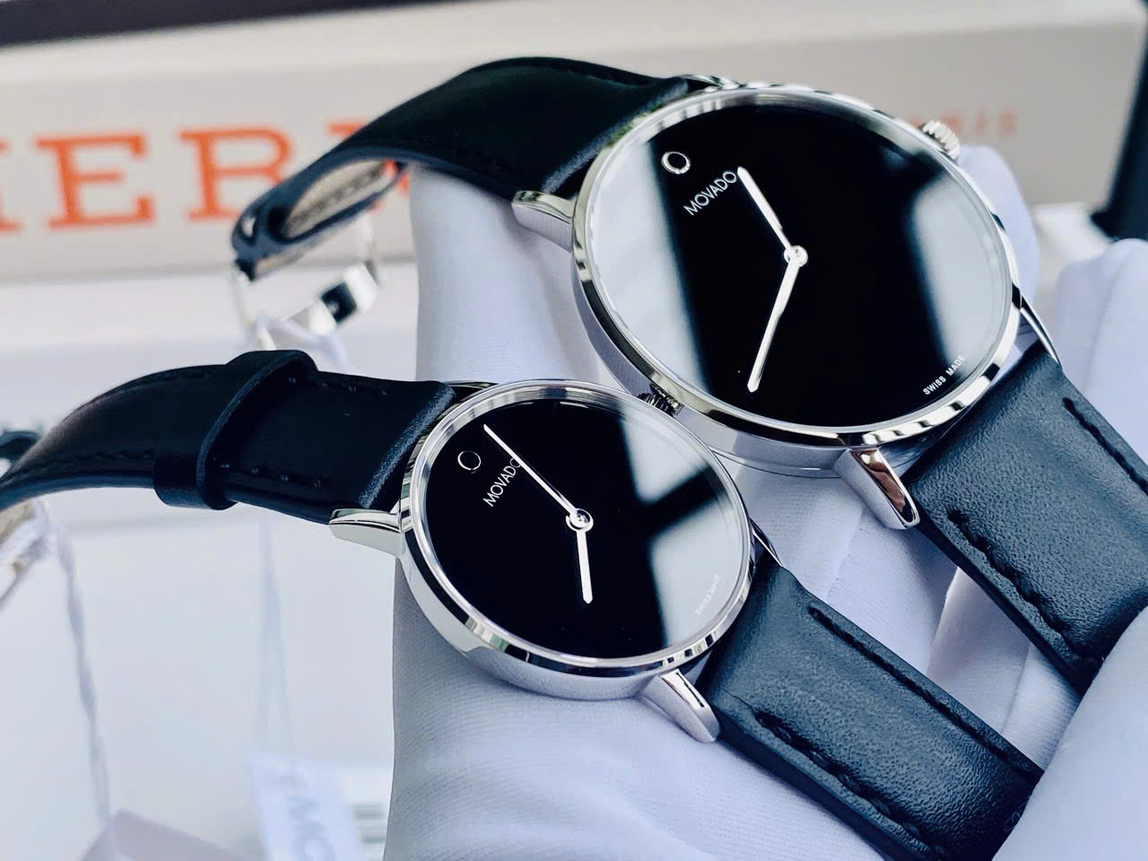 Đồng Hồ Đôi Movado Museum 0607589 & 0607598 – Biểu Tượng Tối Giản Dành Cho Các Cặp Đôi