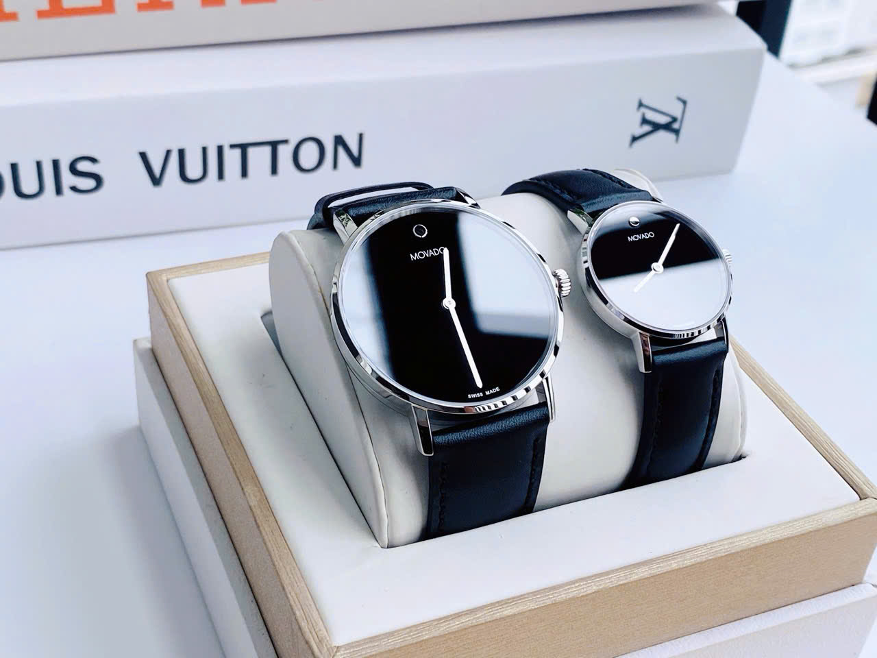 Đồng Hồ Đôi Movado Museum 0607589 & 0607598 – Biểu Tượng Tối Giản Dành Cho Các Cặp Đôi