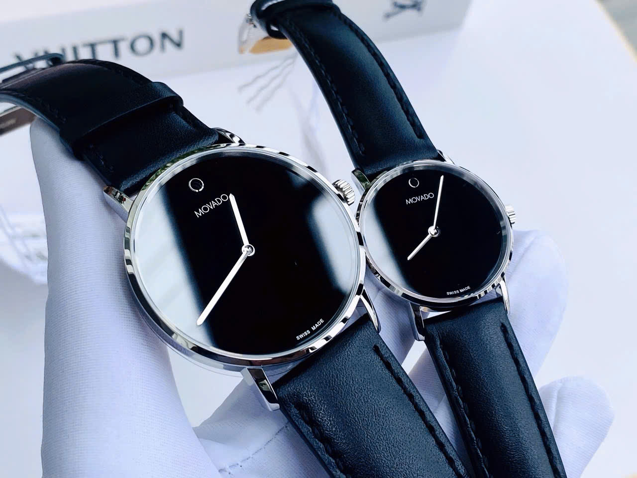 Đồng Hồ Đôi Movado Museum 0607589 & 0607598 – Biểu Tượng Tối Giản Dành Cho Các Cặp Đôi