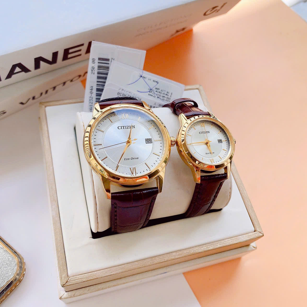 Đồng Hồ Cặp đôi Citizen AW1232-04A & FE1082-05A – Eco Pair Màu Nâu, Thanh Lịch Và Tinh Tế