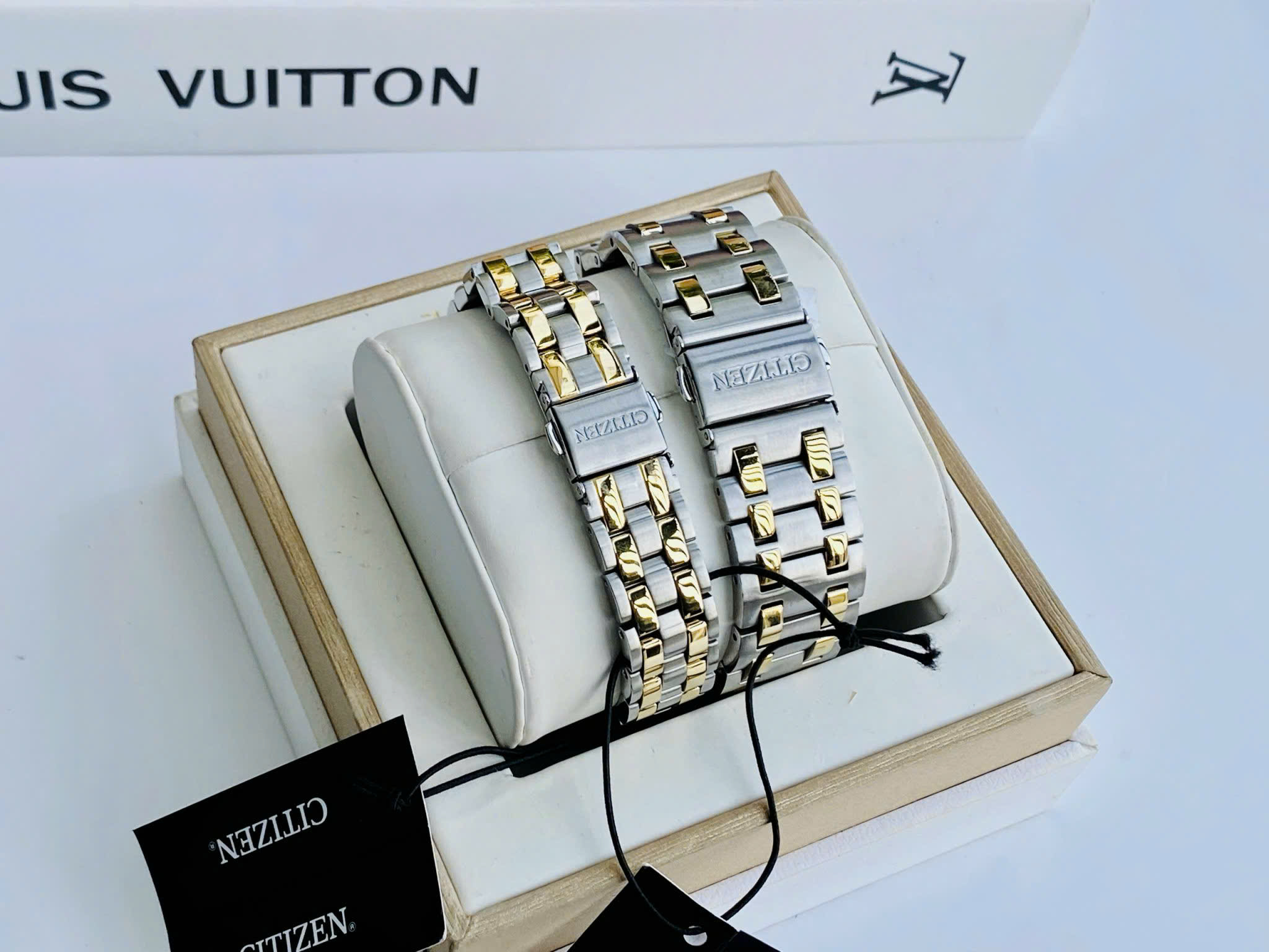 Đồng Hồ Đôi Citizen Eco-Drive BM7534-59A & EO1224-54D – Cặp Đôi Thanh Lịch, Sang Trọng Và Tiện Dụng