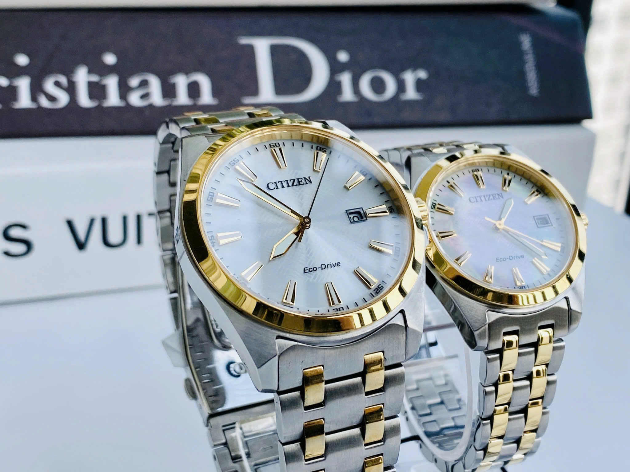 Đồng Hồ Đôi Citizen Eco-Drive BM7534-59A & EO1224-54D – Cặp Đôi Thanh Lịch, Sang Trọng Và Tiện Dụng