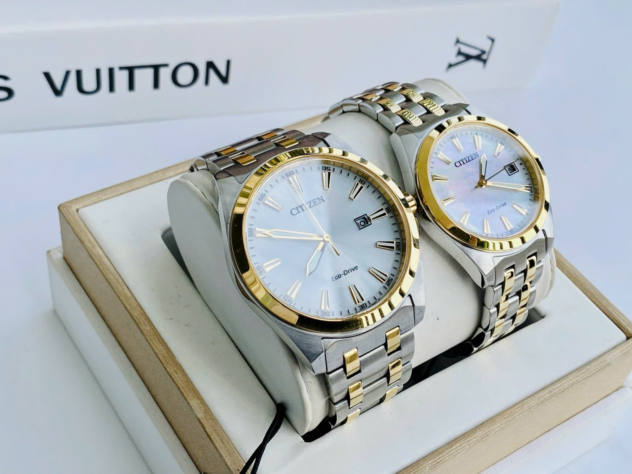 Đồng Hồ Đôi Citizen Eco-Drive BM7534-59A & EO1224-54D – Cặp Đôi Thanh Lịch, Sang Trọng Và Tiện Dụng