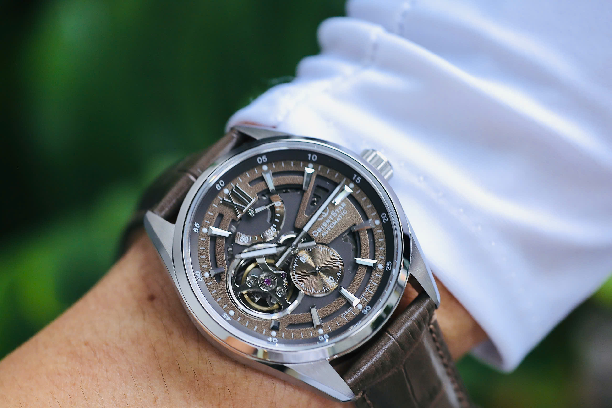 Đồng Hồ Orient Star RK-AV0139Y 2026 – Modern Skeleton Mặt Nâu Vân Cát, Máy F6F44 In-House, Sapphire, Power Reserve 50 Giờ