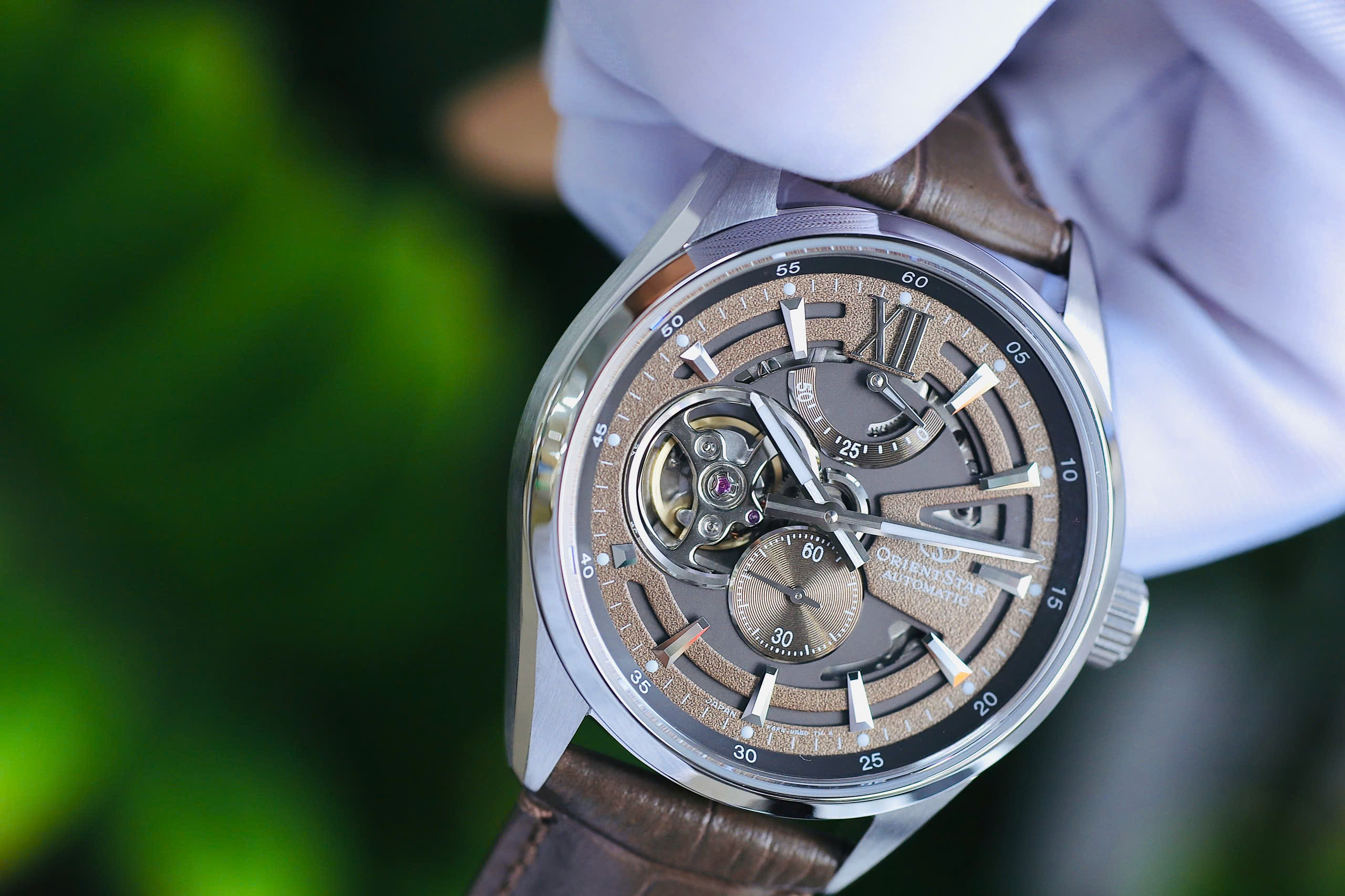 Đồng Hồ Orient Star RK-AV0139Y 2026 – Modern Skeleton Mặt Nâu Vân Cát, Máy F6F44 In-House, Sapphire, Power Reserve 50 Giờ