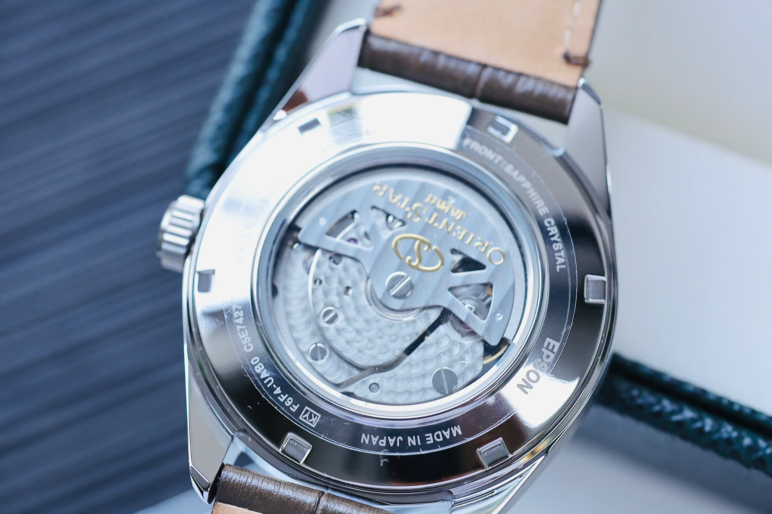 Đồng Hồ Orient Star RK-AV0139Y 2026 – Modern Skeleton Mặt Nâu Vân Cát, Máy F6F44 In-House, Sapphire, Power Reserve 50 Giờ