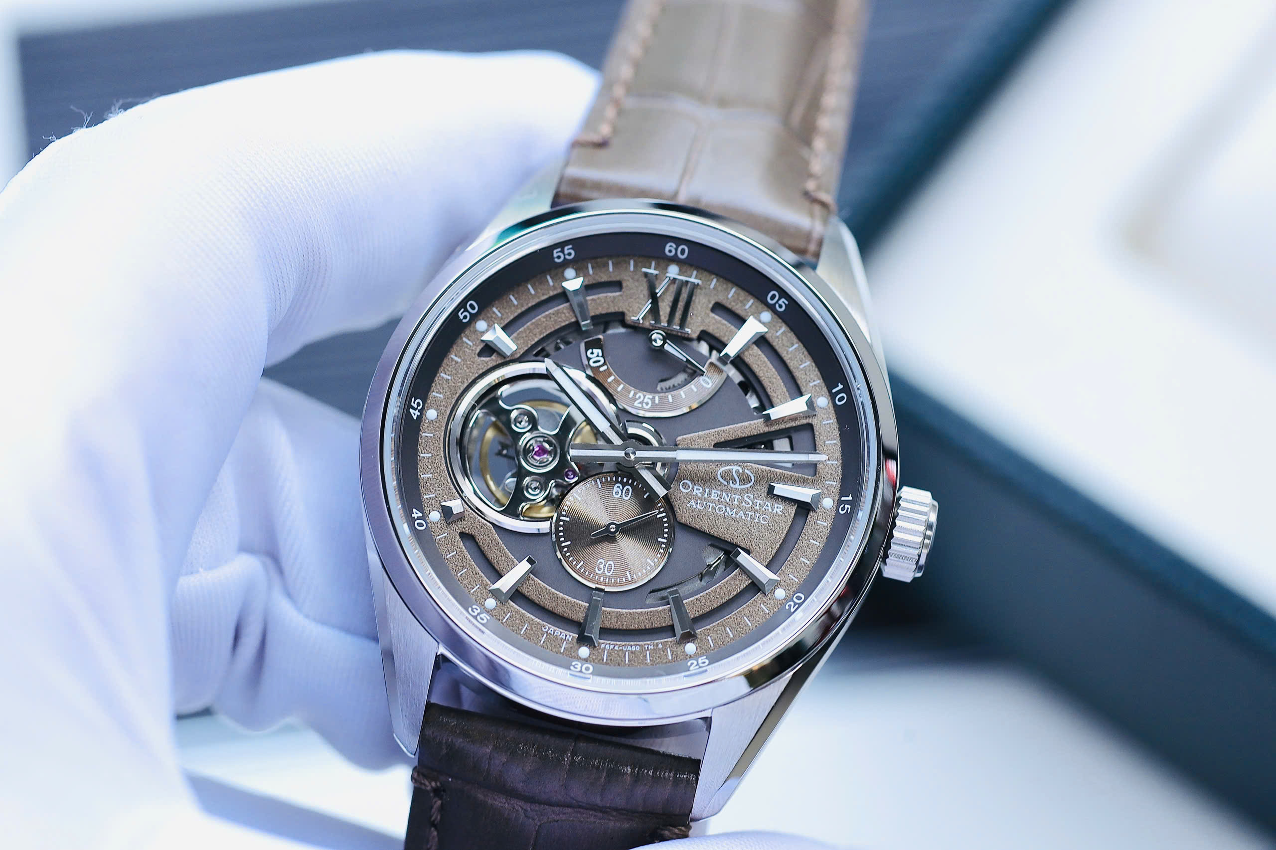 Đồng Hồ Orient Star RK-AV0139Y 2026 – Modern Skeleton Mặt Nâu Vân Cát, Máy F6F44 In-House, Sapphire, Power Reserve 50 Giờ