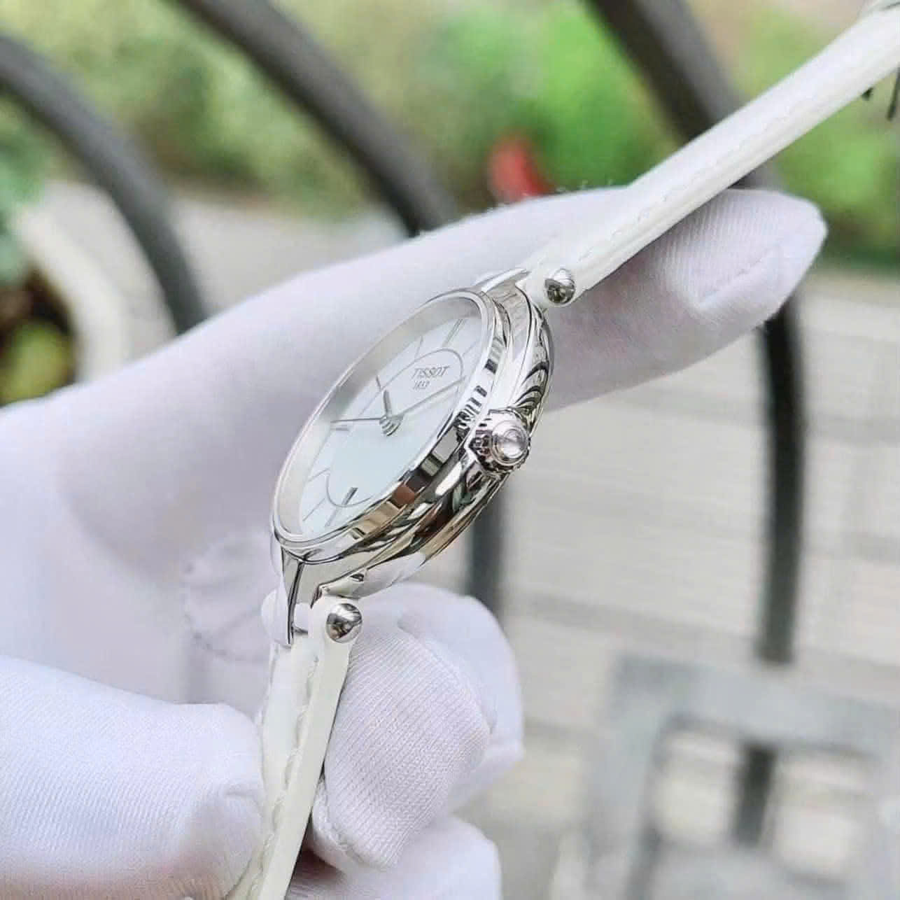 Đồng Hồ Nữ Tissot Flamingo T094.210.16.011.00 – 26mm, Mặt Trắng Thanh Lịch, Sapphire, Dây Da Trắng