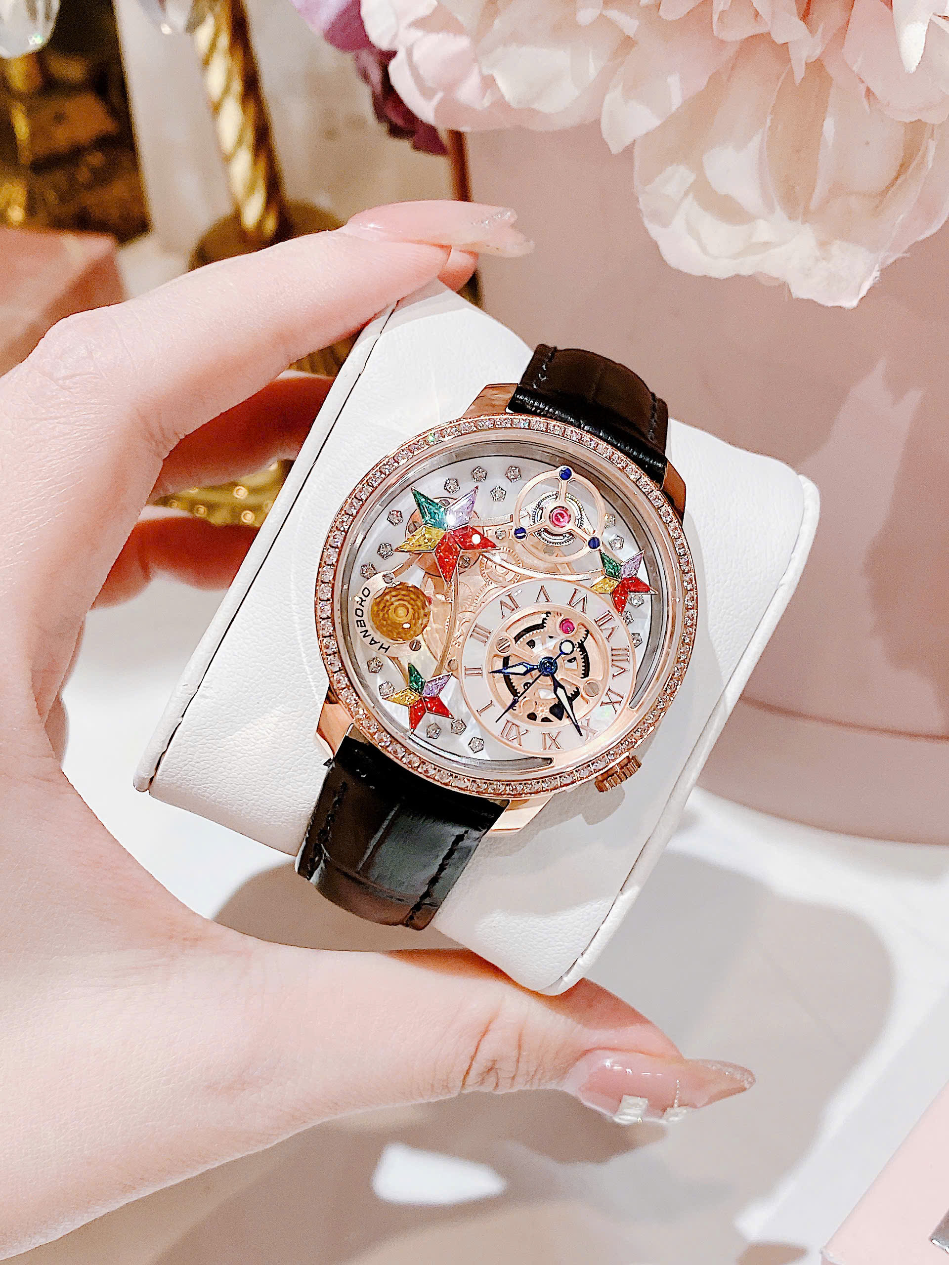 Đồng Hồ Nữ HANBORO 39mm – Đính Đá Sang Trọng, Mặt Số Nghệ Thuật, Dây Da Đen