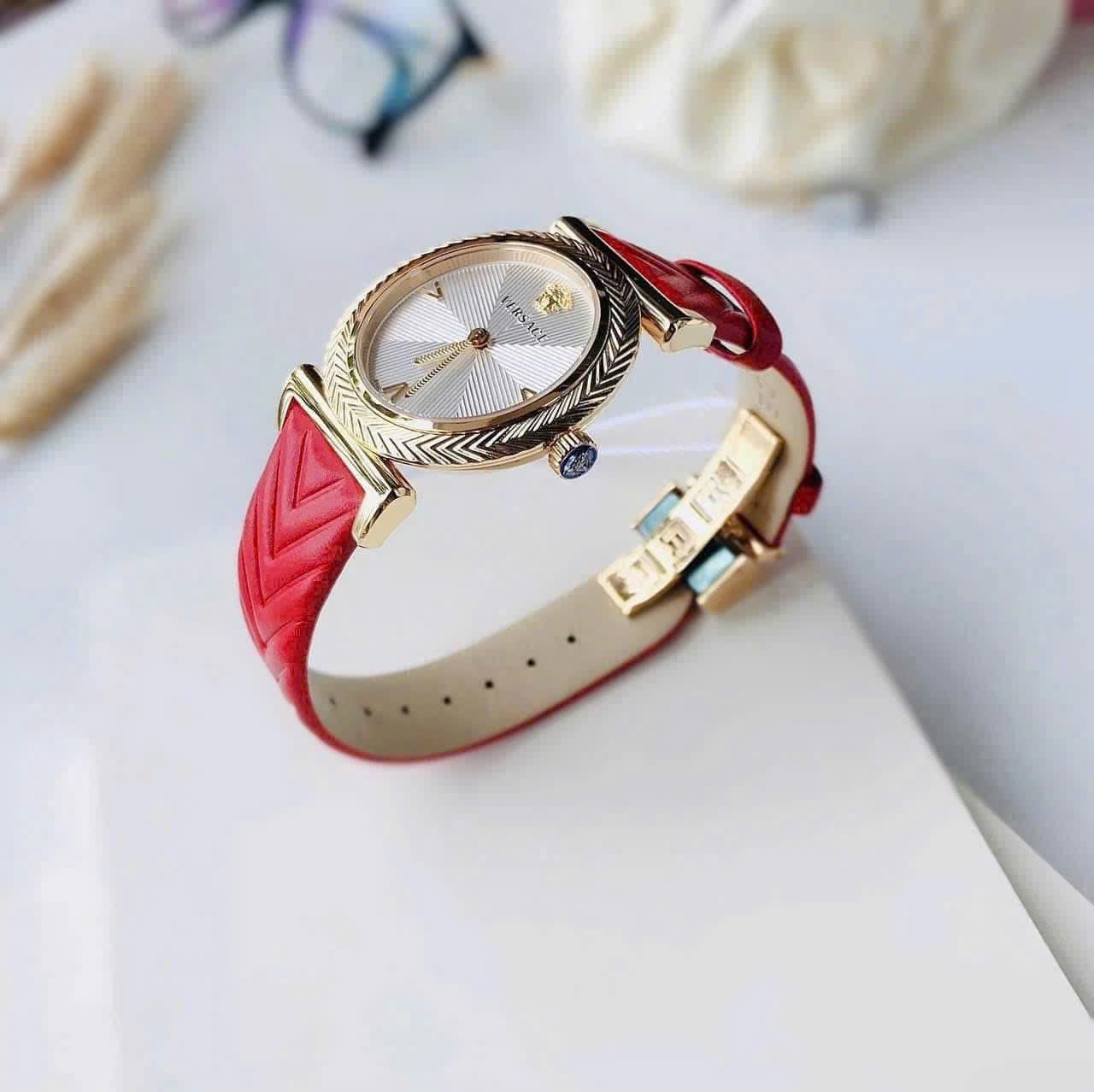 Đồng Hồ Versace V-Motif VERE01820 – Mặt Trắng Thanh Lịch, Vỏ Gold, Dây Da Đỏ Dập Vân Chữ V