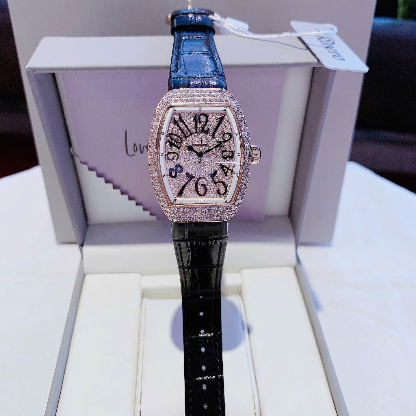Đồng Hồ Rivero R9006 – Vẻ Đẹp Sang Trọng Chuẩn Luxury, Đính Đá Toàn Mặt Và Kích Thước Hoàn Hảo Cho Cổ Tay Nữ Việt