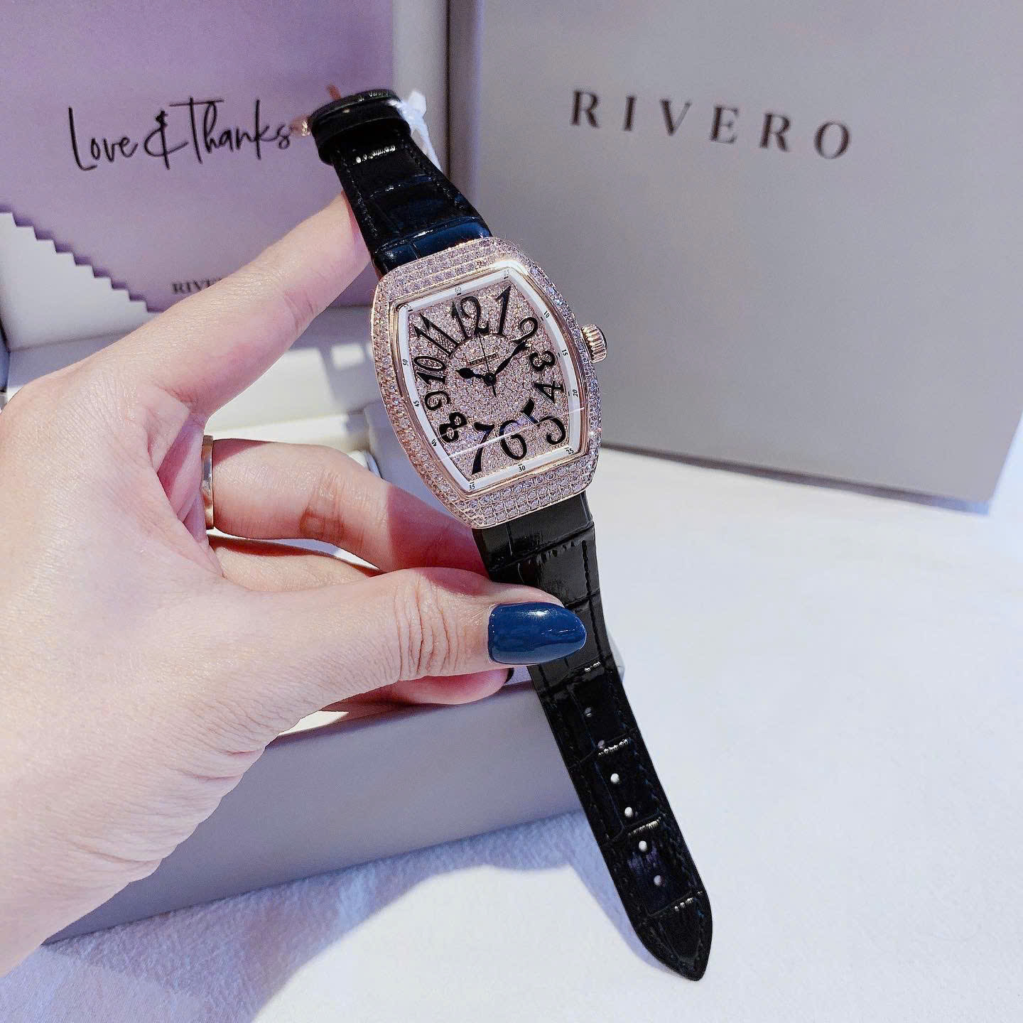 Đồng Hồ Rivero R9006 – Vẻ Đẹp Sang Trọng Chuẩn Luxury, Đính Đá Toàn Mặt Và Kích Thước Hoàn Hảo Cho Cổ Tay Nữ Việt