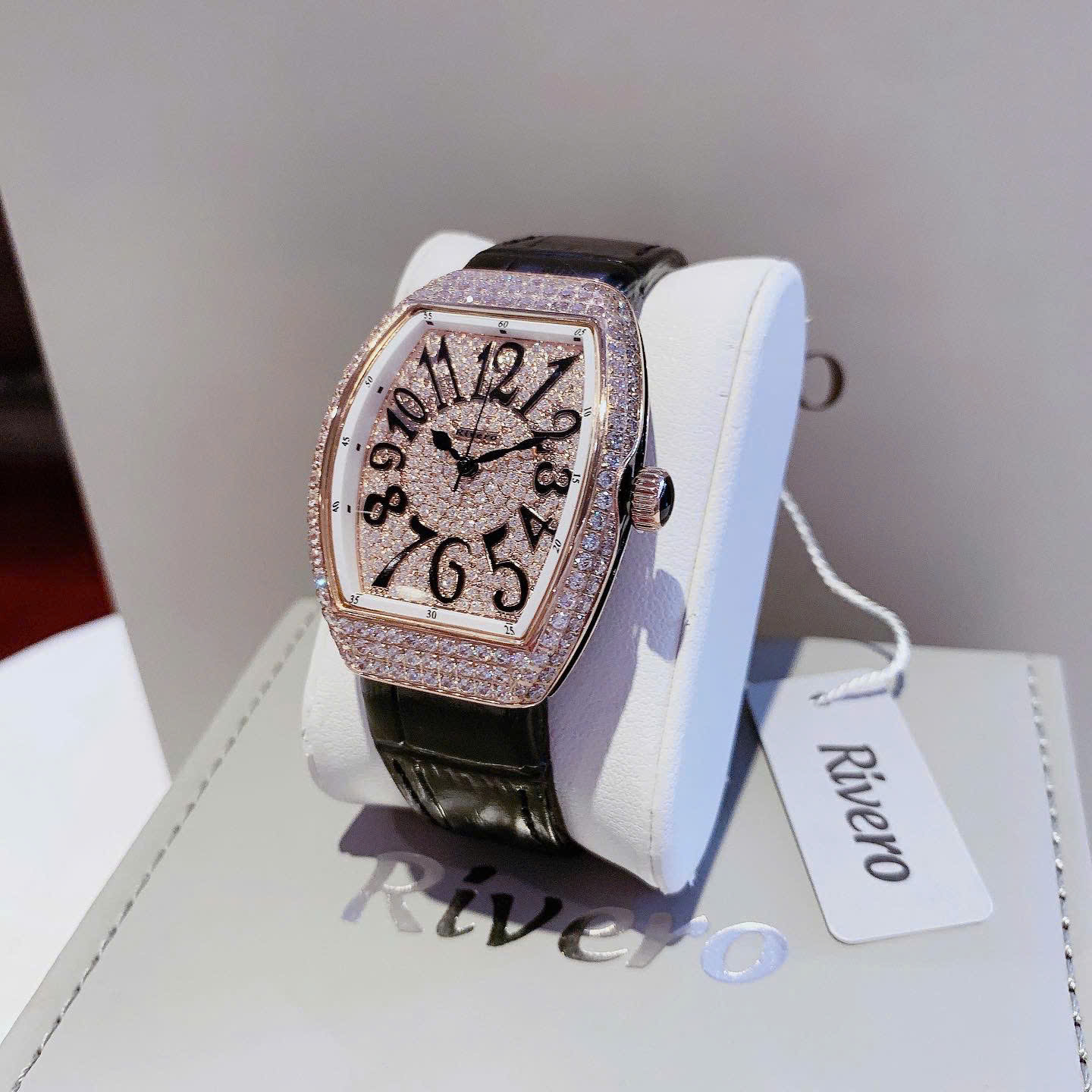 Đồng Hồ Rivero R9006 – Vẻ Đẹp Sang Trọng Chuẩn Luxury, Đính Đá Toàn Mặt Và Kích Thước Hoàn Hảo Cho Cổ Tay Nữ Việt