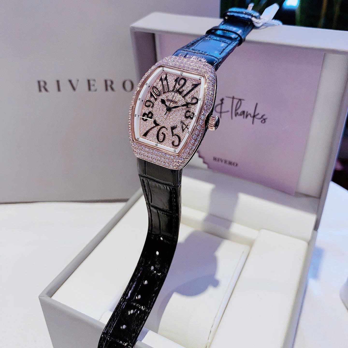 Đồng Hồ Rivero R9006 – Vẻ Đẹp Sang Trọng Chuẩn Luxury, Đính Đá Toàn Mặt Và Kích Thước Hoàn Hảo Cho Cổ Tay Nữ Việt