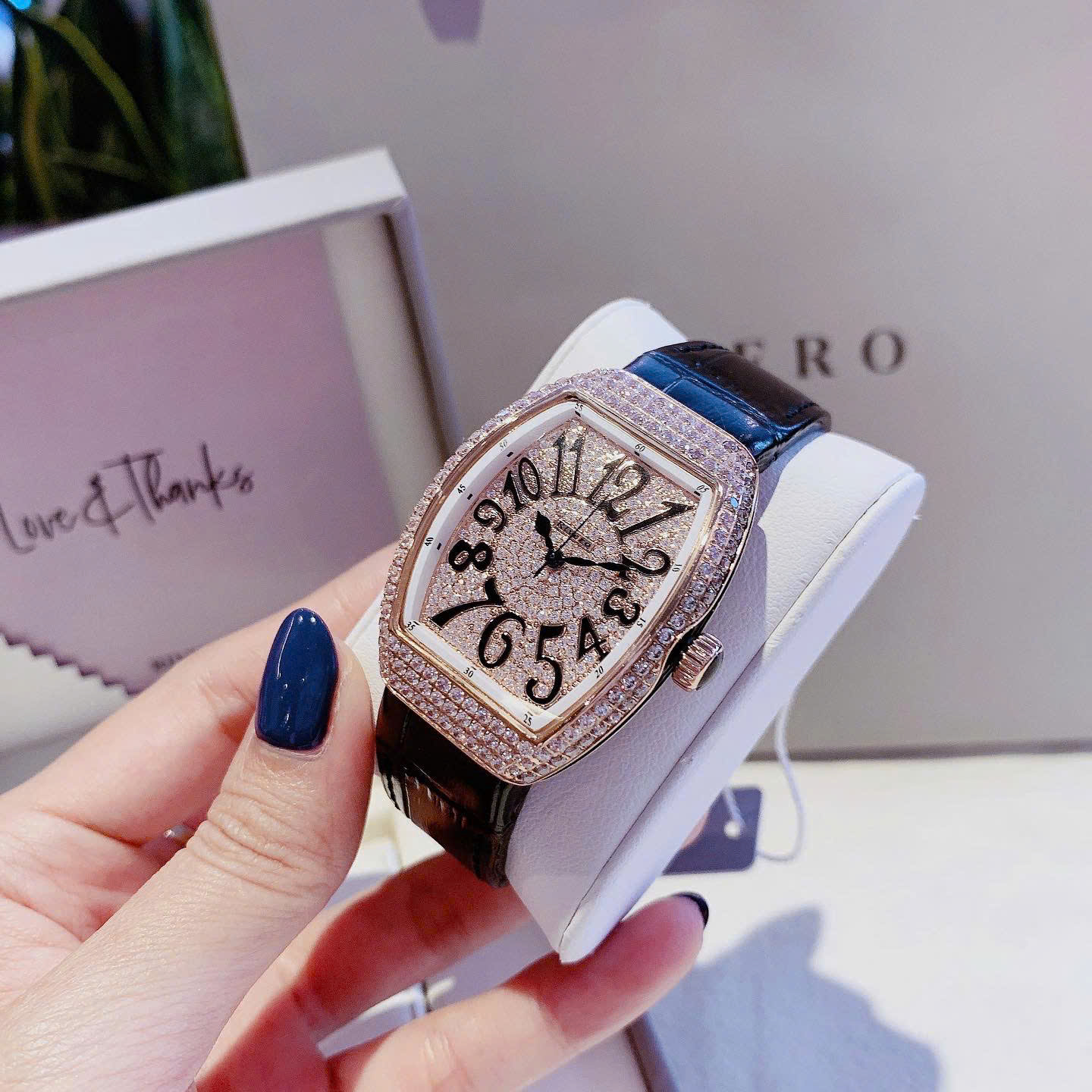 Đồng Hồ Rivero R9006 – Vẻ Đẹp Sang Trọng Chuẩn Luxury, Đính Đá Toàn Mặt Và Kích Thước Hoàn Hảo Cho Cổ Tay Nữ Việt