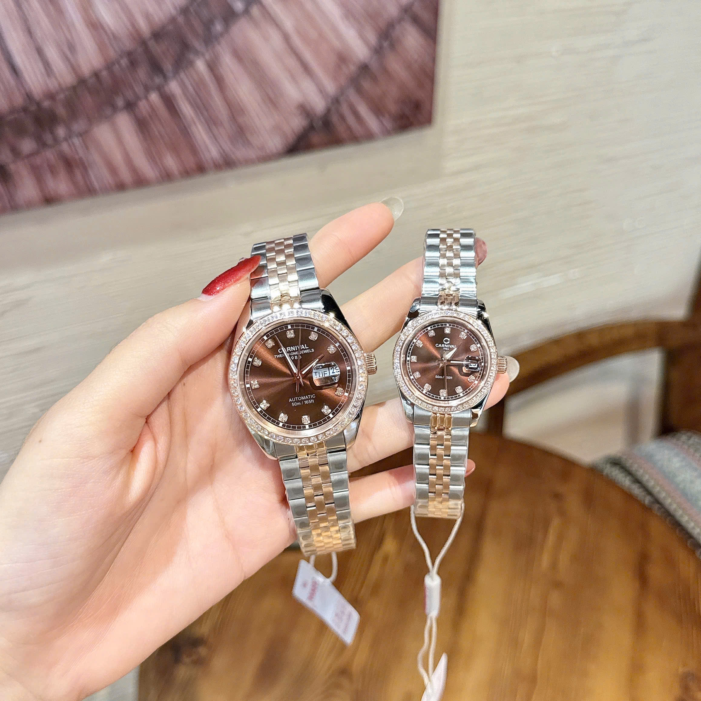 Đánh Giá Đồng Hồ Cặp Đôi Carnival Demi Couple – Sự Kết Hợp Hoàn Hảo Giữa Phong Cách Lịch Lãm Và Tinh Tế