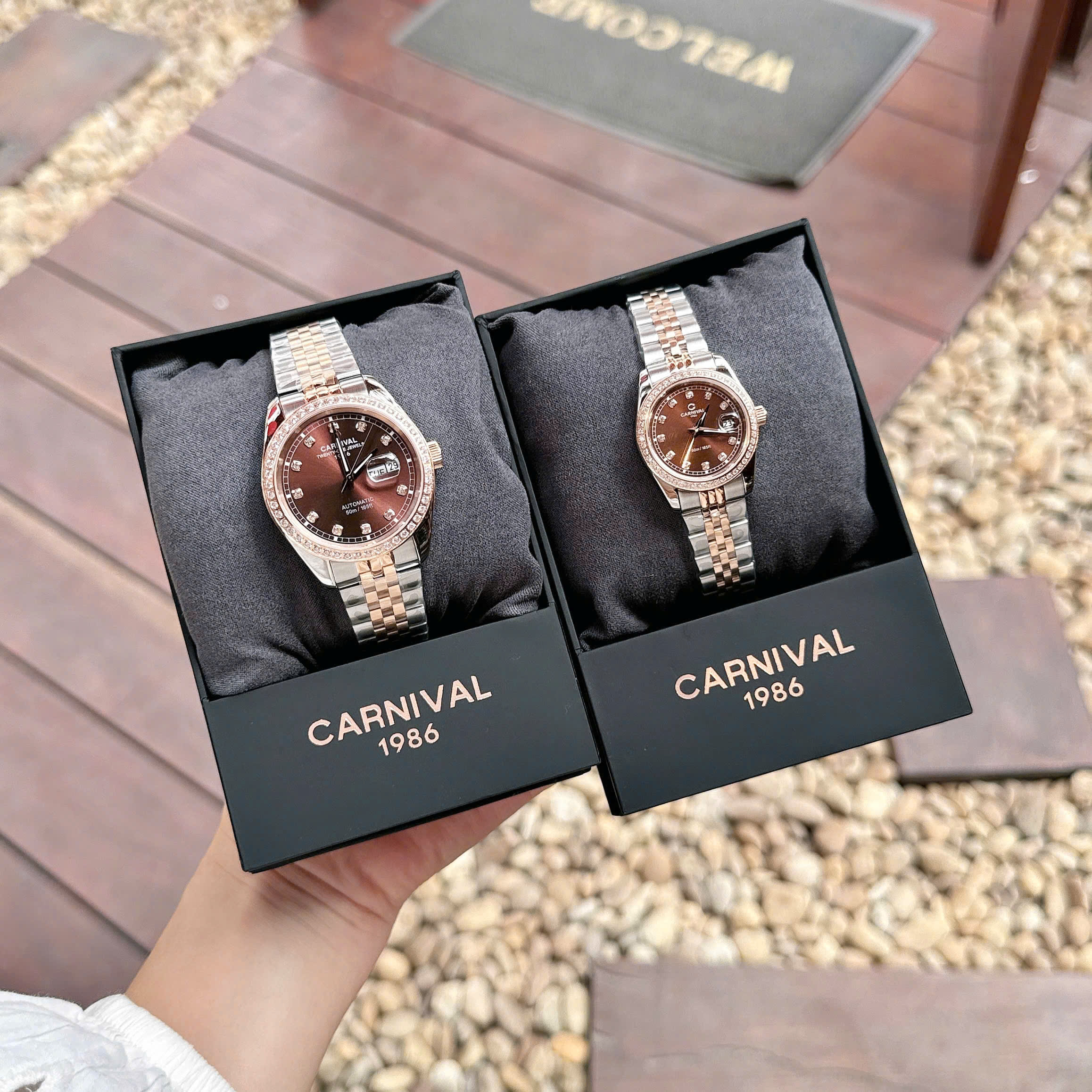 Đánh Giá Đồng Hồ Cặp Đôi Carnival Demi Couple – Sự Kết Hợp Hoàn Hảo Giữa Phong Cách Lịch Lãm Và Tinh Tế