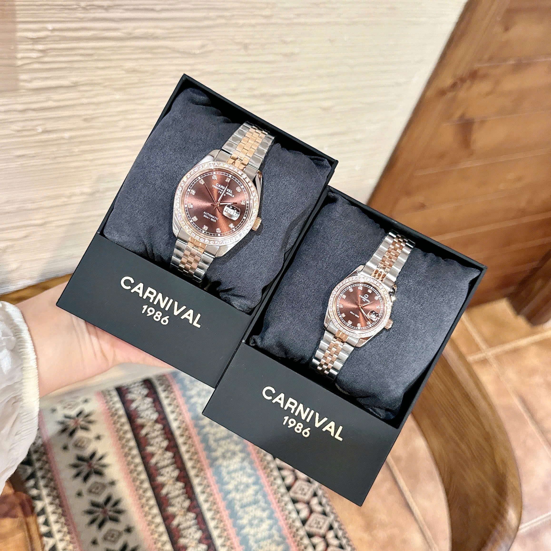 Đánh Giá Đồng Hồ Cặp Đôi Carnival Demi Couple – Sự Kết Hợp Hoàn Hảo Giữa Phong Cách Lịch Lãm Và Tinh Tế