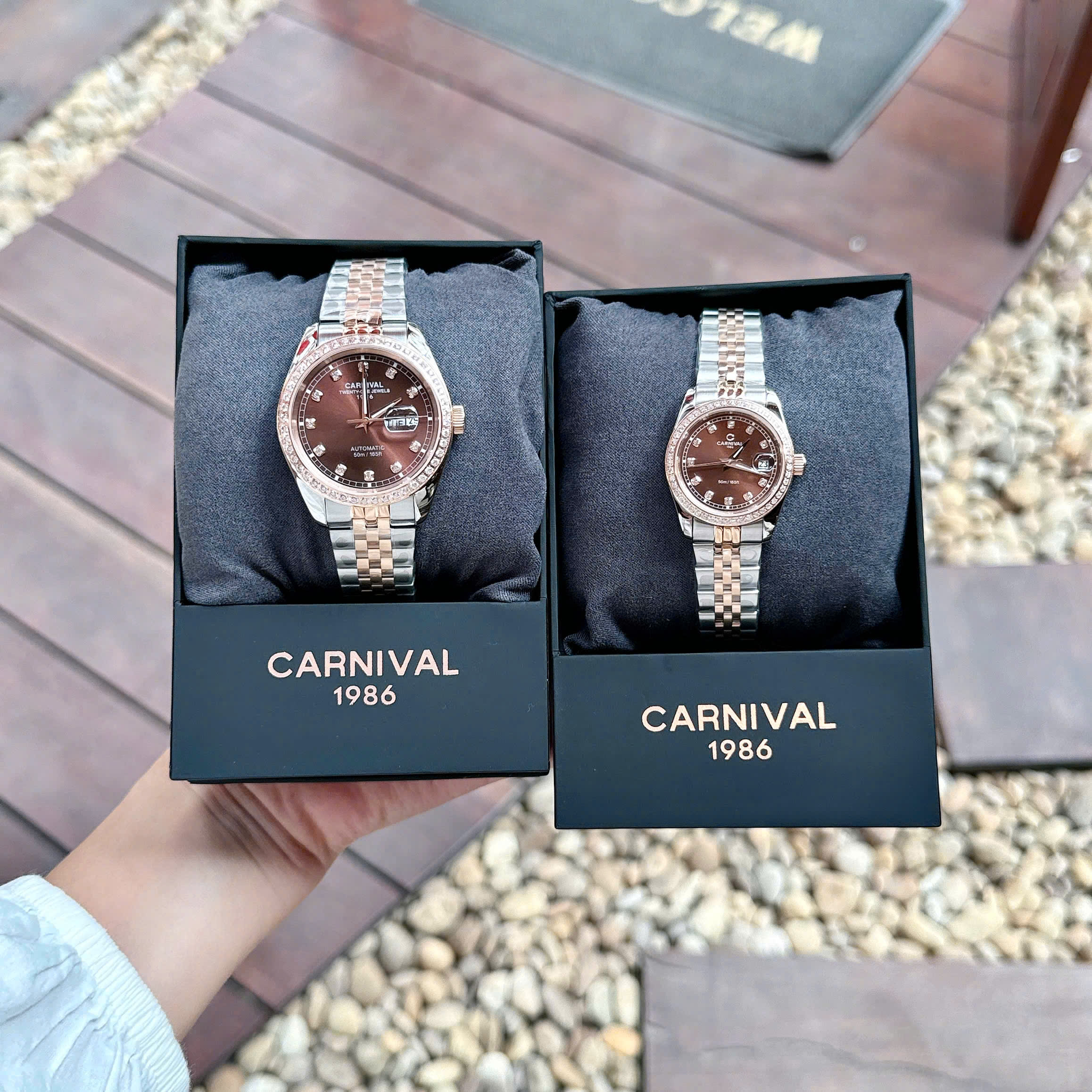 Đánh Giá Đồng Hồ Cặp Đôi Carnival Demi Couple – Sự Kết Hợp Hoàn Hảo Giữa Phong Cách Lịch Lãm Và Tinh Tế