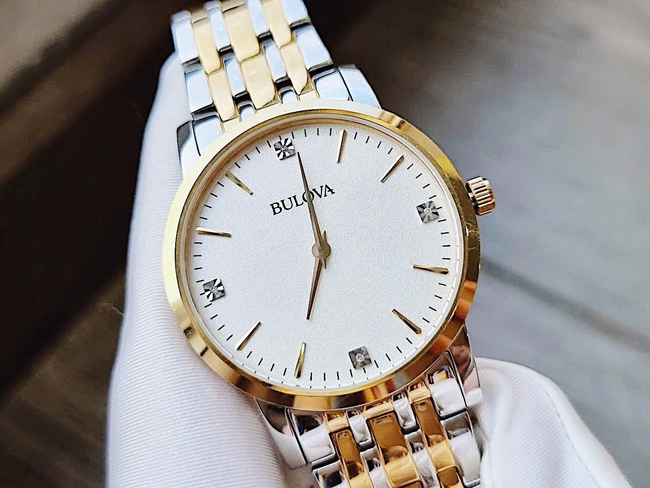 Đồng hồ Bulova 98D114 thanh lịch – Tông demi Gold sang trọng, mặt trắng đính 4 viên kim cương