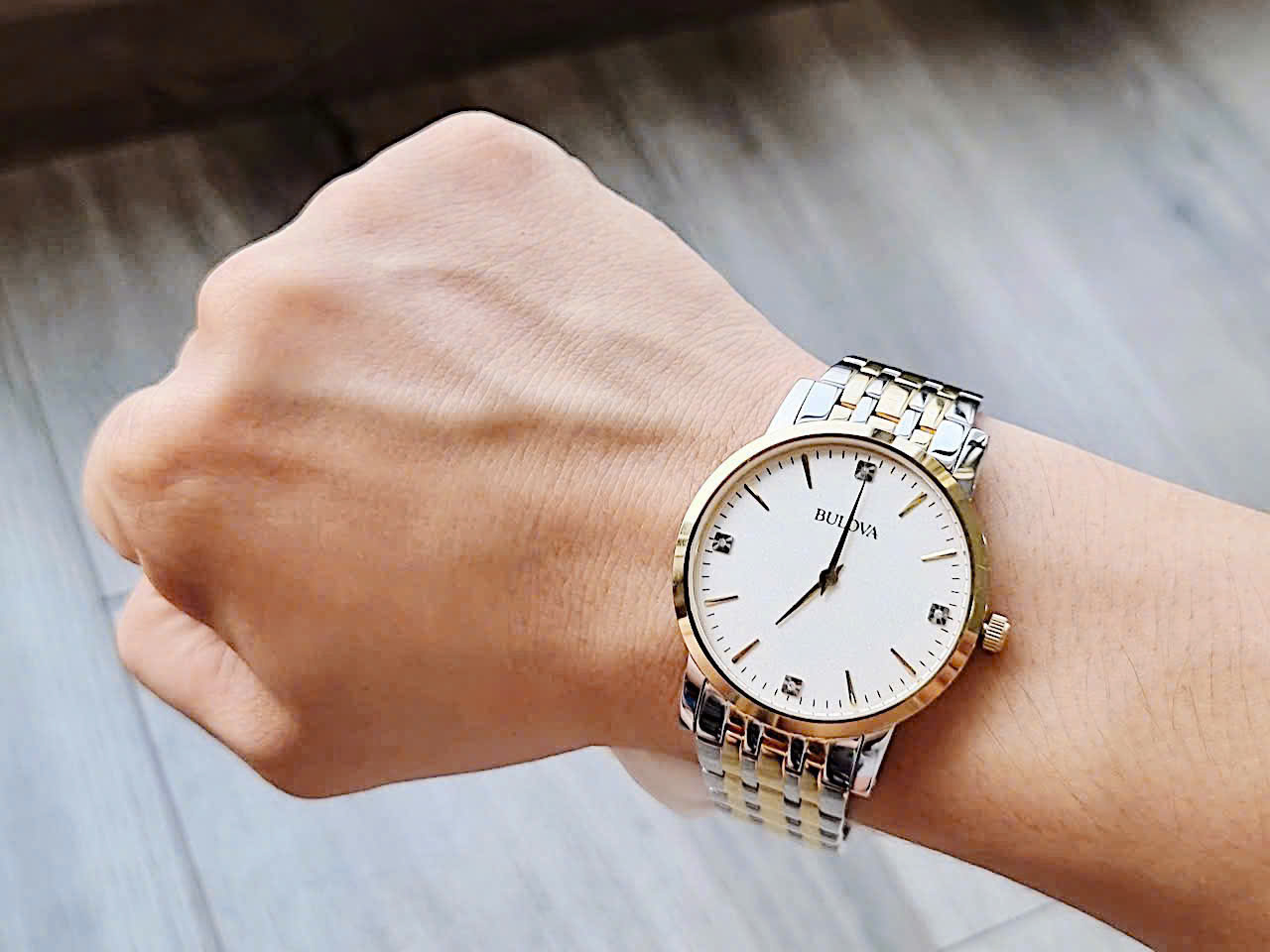 Đồng hồ Bulova 98D114 thanh lịch – Tông demi Gold sang trọng, mặt trắng đính 4 viên kim cương