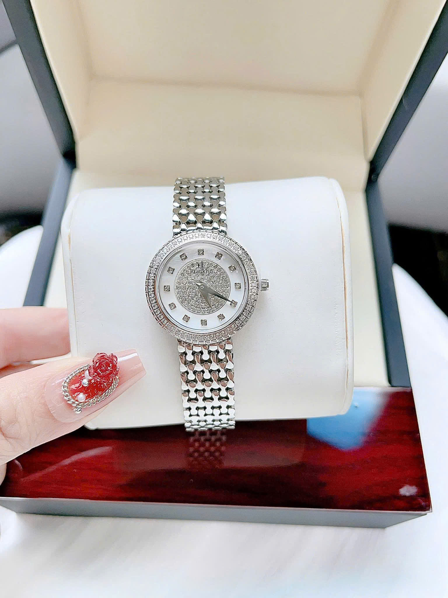 Đồng hồ FL Franklin FL5688 – Vẻ đẹp tinh khôi lấp lánh, sang chảnh đúng chuẩn quý cô hiện đại