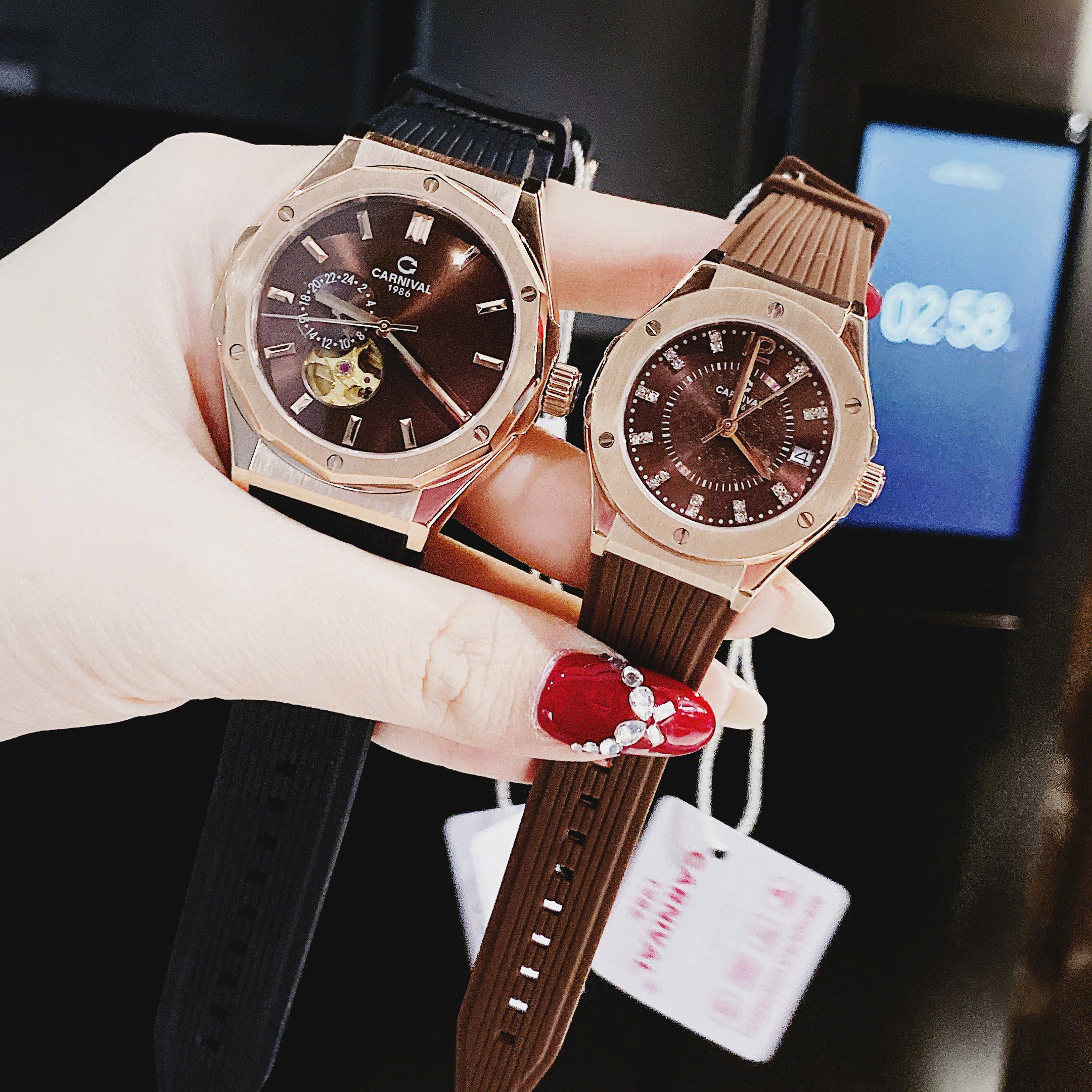Đồng Hồ Đôi Carnival – Biểu Tượng Thời Gian Của Sự Gắn Kết & Đẳng Cấp