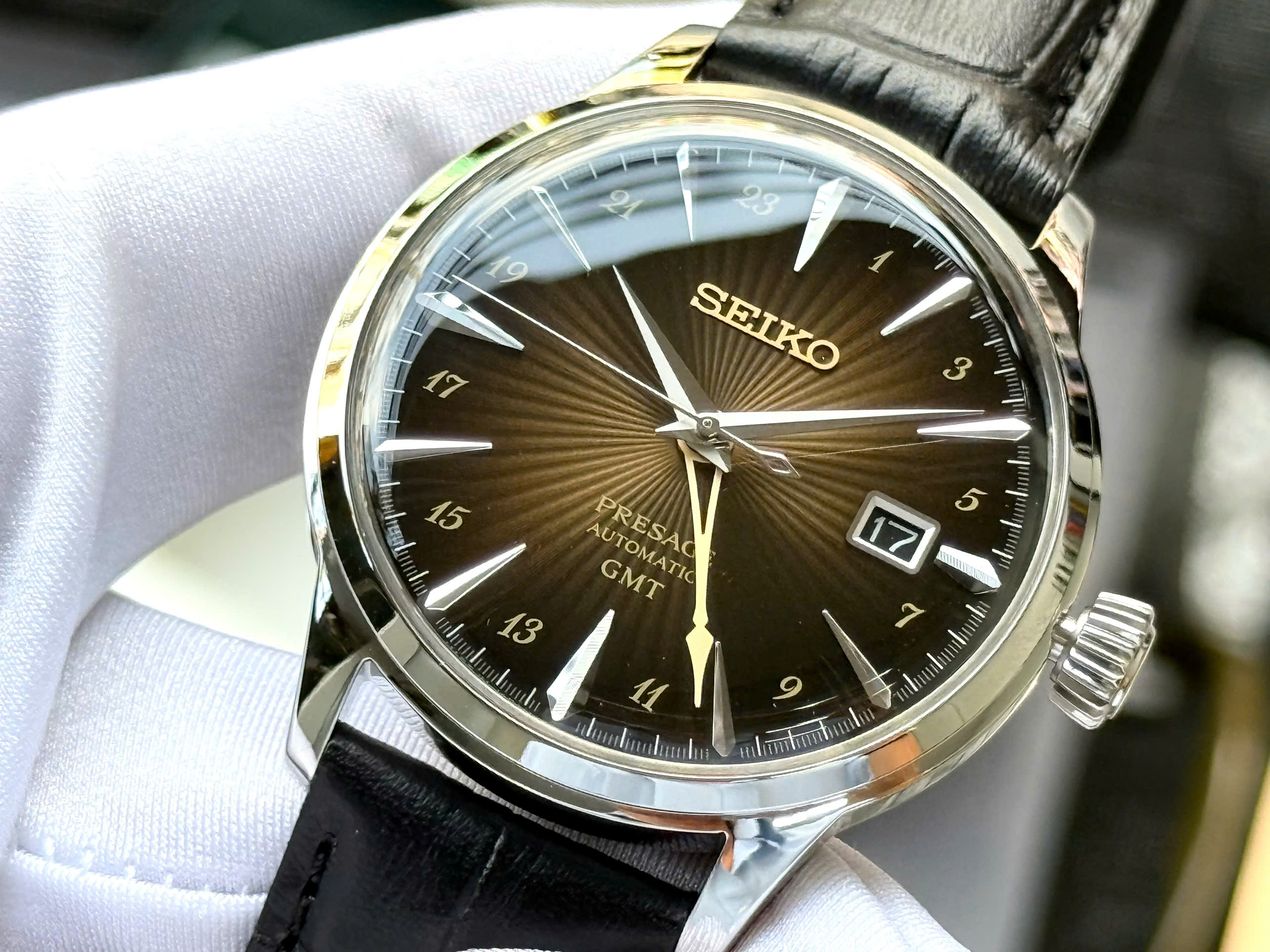 Đồng hồ Seiko Presage SARY243 – SSK039J1 Cocktail Time GMT Dial Nâu Sự kết hợp đỉnh cao giữa nghệ thuật Cocktail Time và chức năng GMT hiện đại
