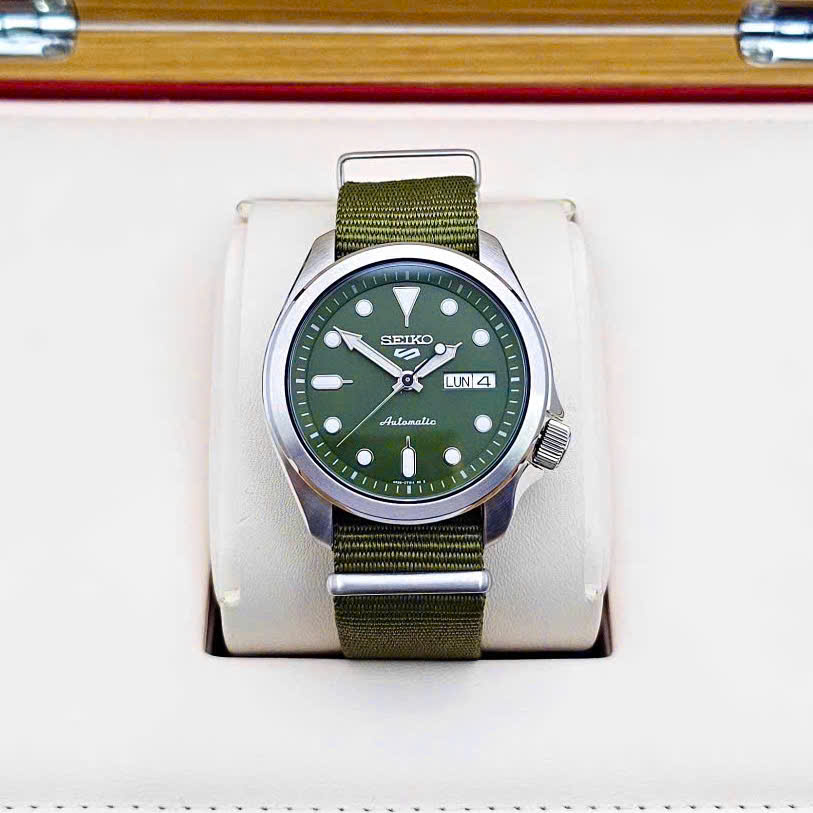 Đánh Giá Đồng Hồ Seiko 5 Sports SRPE65K1 – Chất Quân Đội Mạnh Mẽ, Máy Cơ Nhật Bản Bền Bỉ Và Phong Cách Outdoor Cá Tính