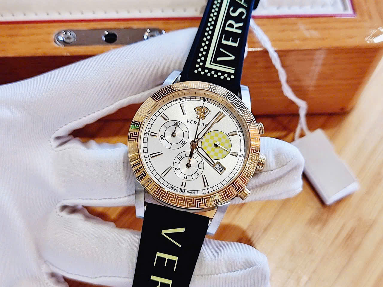Đánh Giá Đồng Hồ Versace Sport Tech Chronograph VELT00519 – Sự Kết Hợp Giữa Thời Trang Ý, Biểu Tượng Medusa Và Phong Cách Thể Thao Cao Cấp