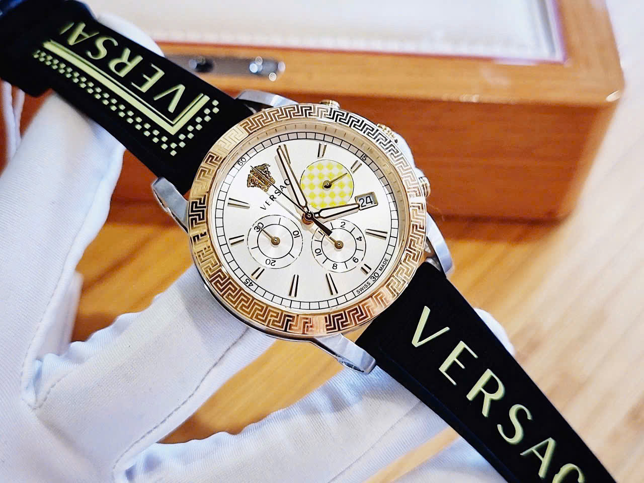 Đánh Giá Đồng Hồ Versace Sport Tech Chronograph VELT00519 – Sự Kết Hợp Giữa Thời Trang Ý, Biểu Tượng Medusa Và Phong Cách Thể Thao Cao Cấp