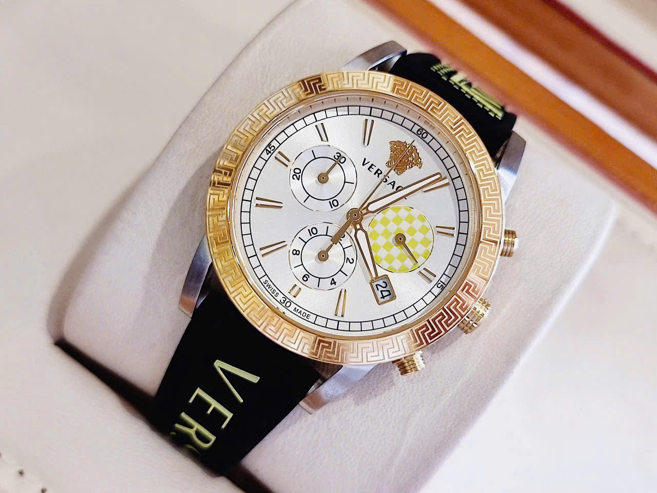 Đánh Giá Đồng Hồ Versace Sport Tech Chronograph VELT00519 – Sự Kết Hợp Giữa Thời Trang Ý, Biểu Tượng Medusa Và Phong Cách Thể Thao Cao Cấp