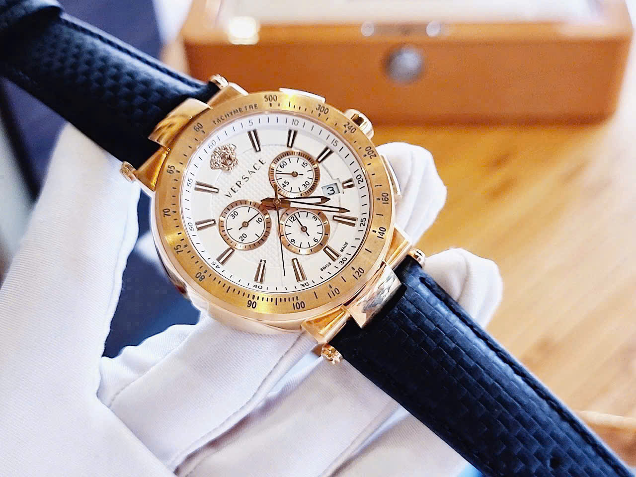 Đánh Giá Đồng Hồ Versace Mystique Rose Gold Chronograph VFG070013 – Chất Thể Thao Sang Trọng Đậm Dấu Ấn Medusa