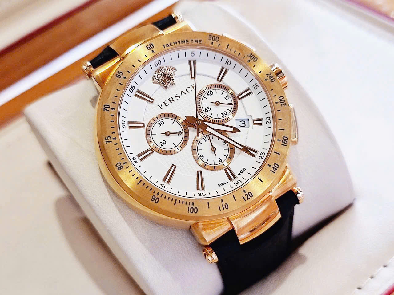 Đánh Giá Đồng Hồ Versace Mystique Rose Gold Chronograph VFG070013 – Chất Thể Thao Sang Trọng Đậm Dấu Ấn Medusa