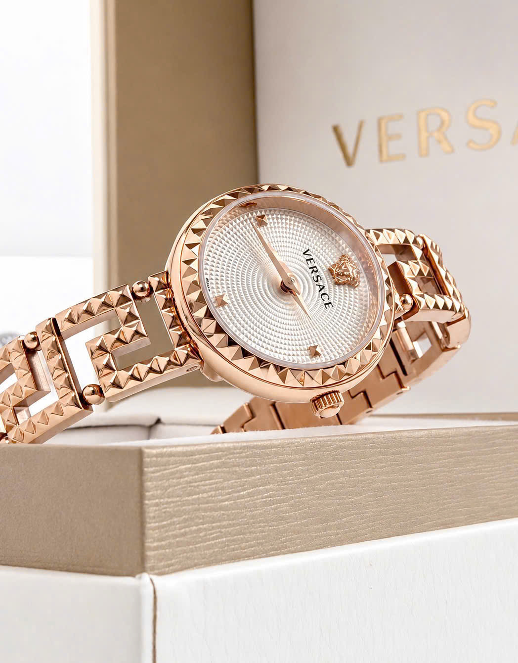 Đánh Giá Đồng Hồ Versace Greca Goddess VE7A00223 – Kiệt Tác Trang Sức Mang Đậm Dấu Ấn Thời Trang Ý