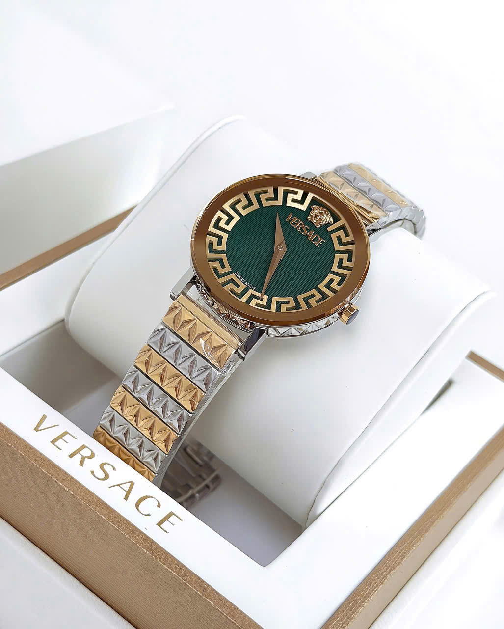 Đồng Hồ Versace Daedalus Quartz Green Dial VE9A00424 – Biểu Tượng Thời Trang Ý Với Mặt Số Xanh Cuốn Hút