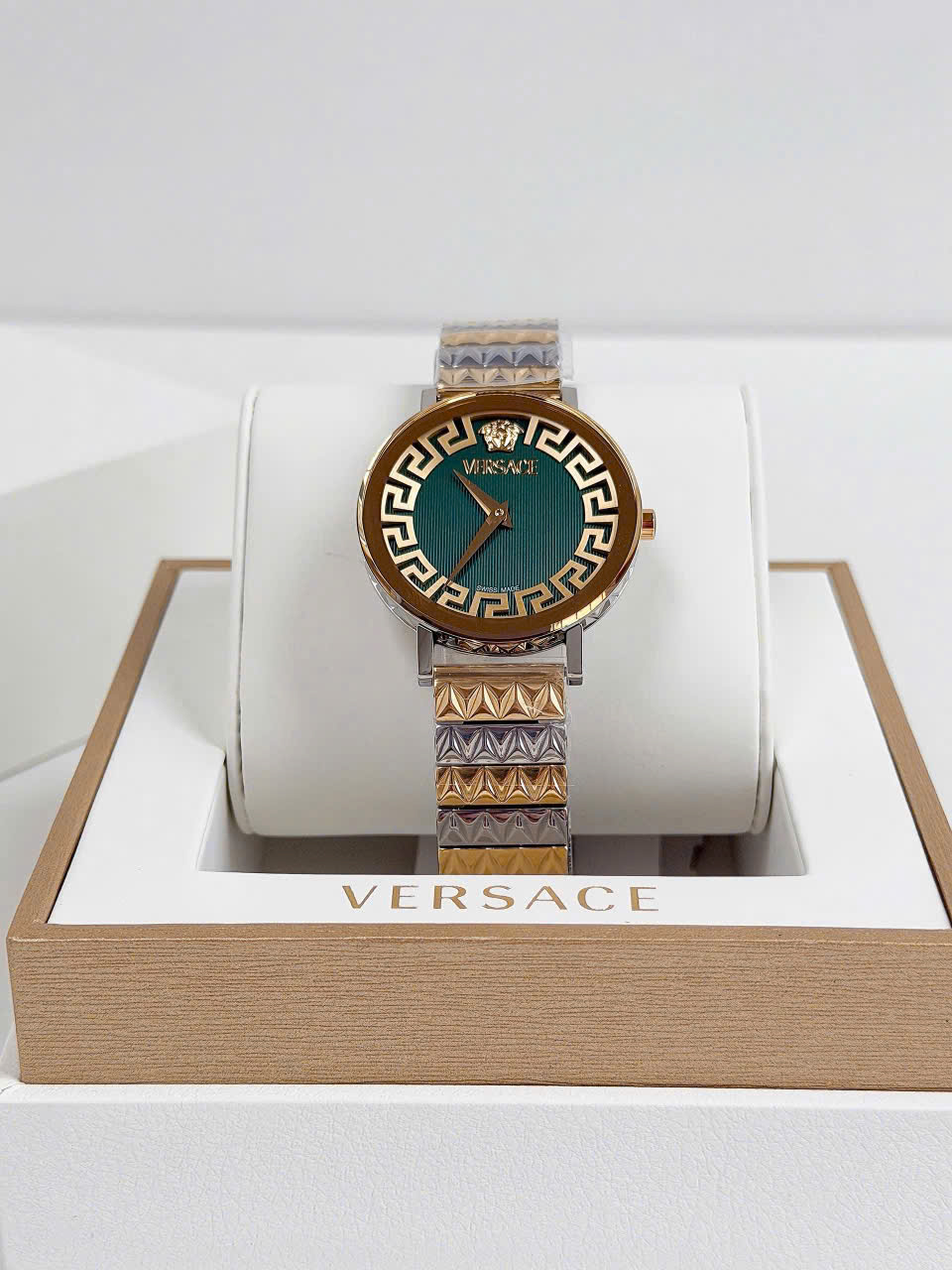 Đồng Hồ Versace Daedalus Quartz Green Dial VE9A00424 – Biểu Tượng Thời Trang Ý Với Mặt Số Xanh Cuốn Hút
