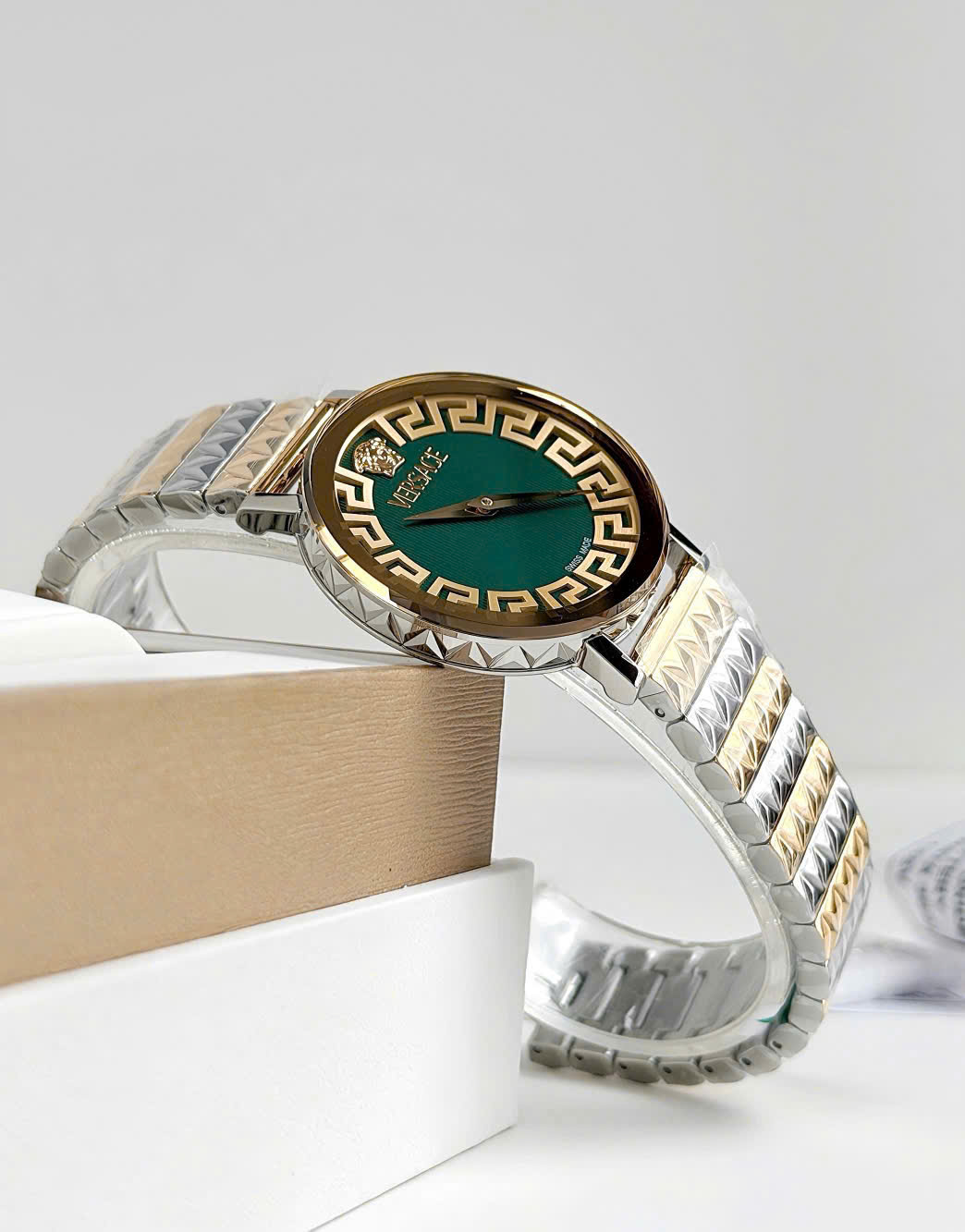 Đồng Hồ Versace Daedalus Quartz Green Dial VE9A00424 – Biểu Tượng Thời Trang Ý Với Mặt Số Xanh Cuốn Hút