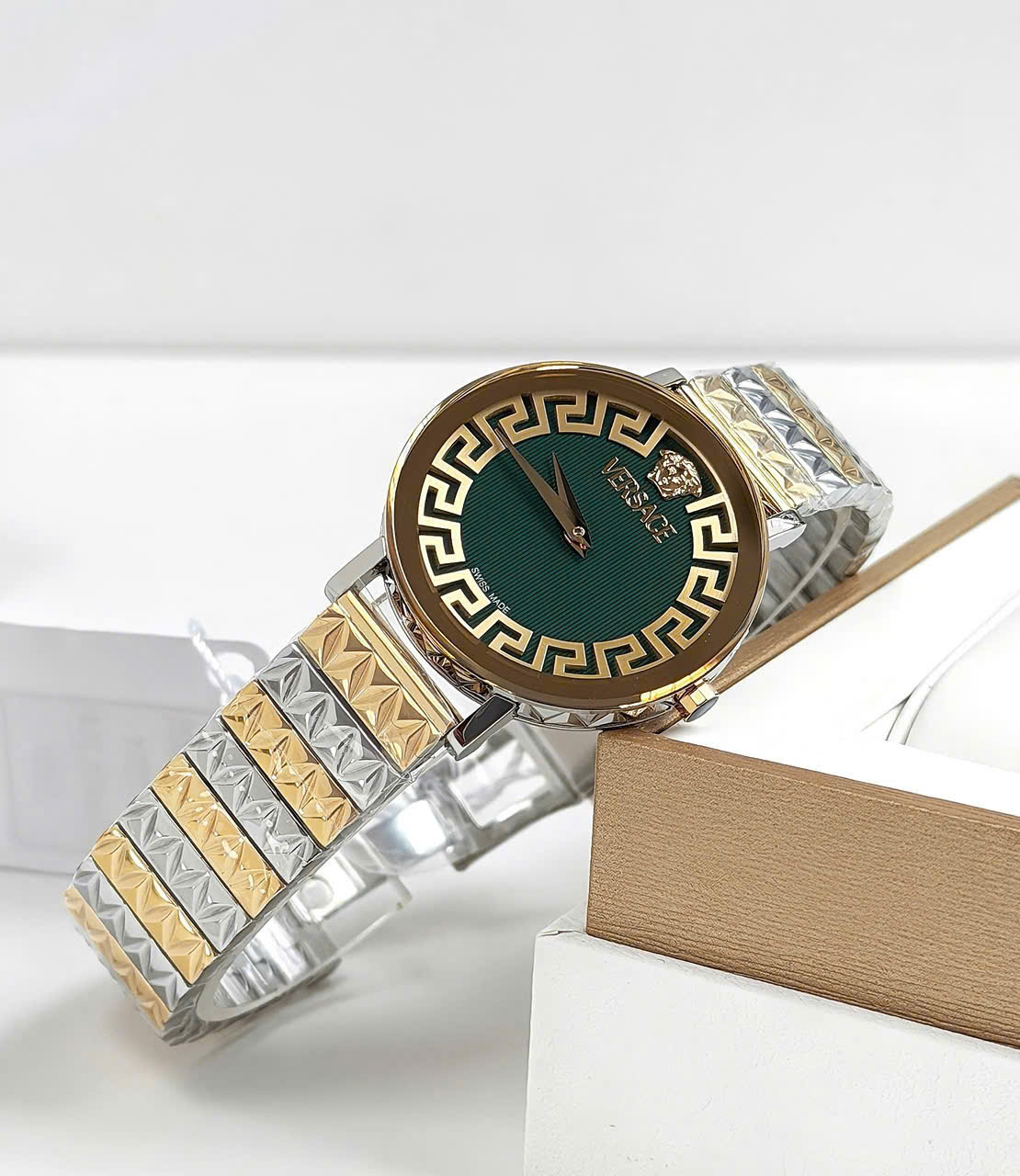 Đồng Hồ Versace Daedalus Quartz Green Dial VE9A00424 – Biểu Tượng Thời Trang Ý Với Mặt Số Xanh Cuốn Hút